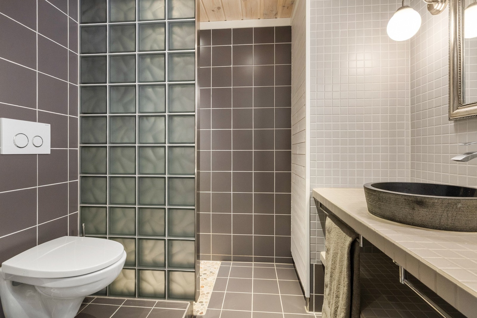 Stilrent og moderne bad på hovedplanet Galleribilde