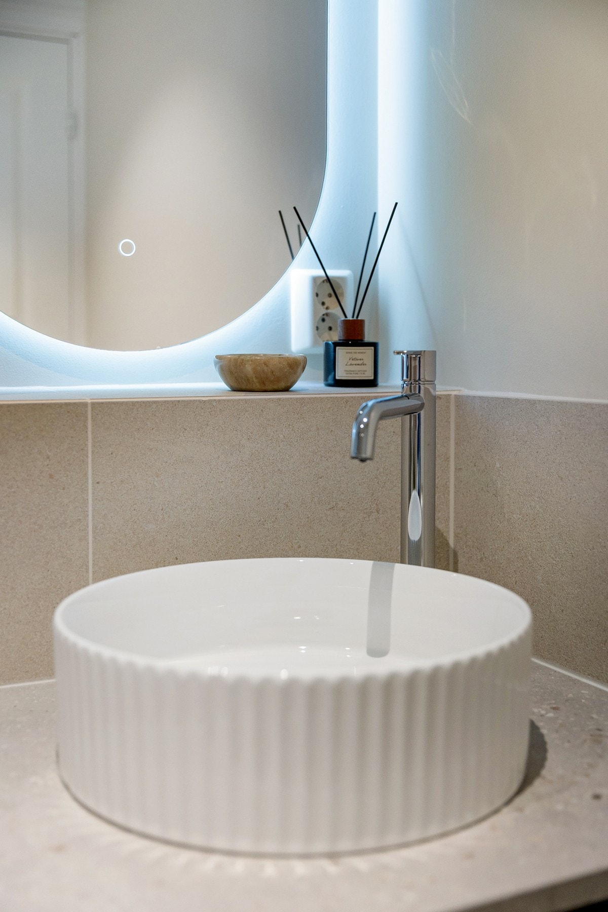 Det er vegghengt servantskap med servant, og speil med integrert belysning. Galleribilde