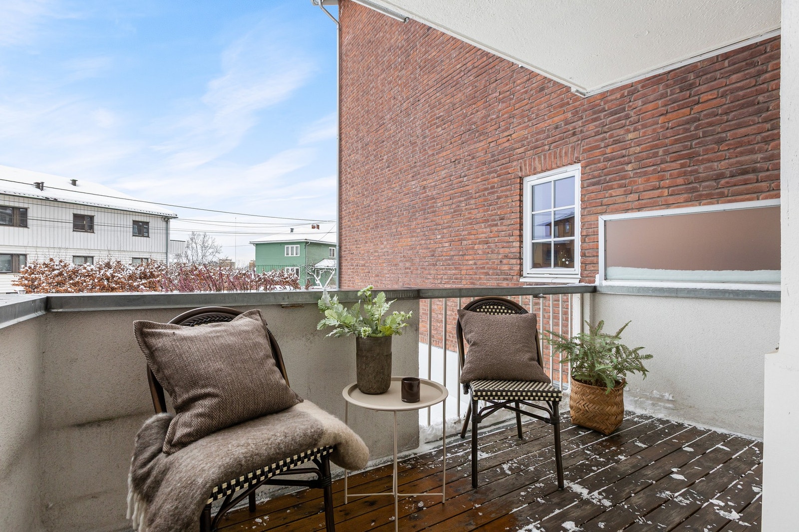 Balkongen er på ca. 7 kvm med spaltegulv i tre - en herlig forlengelse av leiligheten. Galleribilde