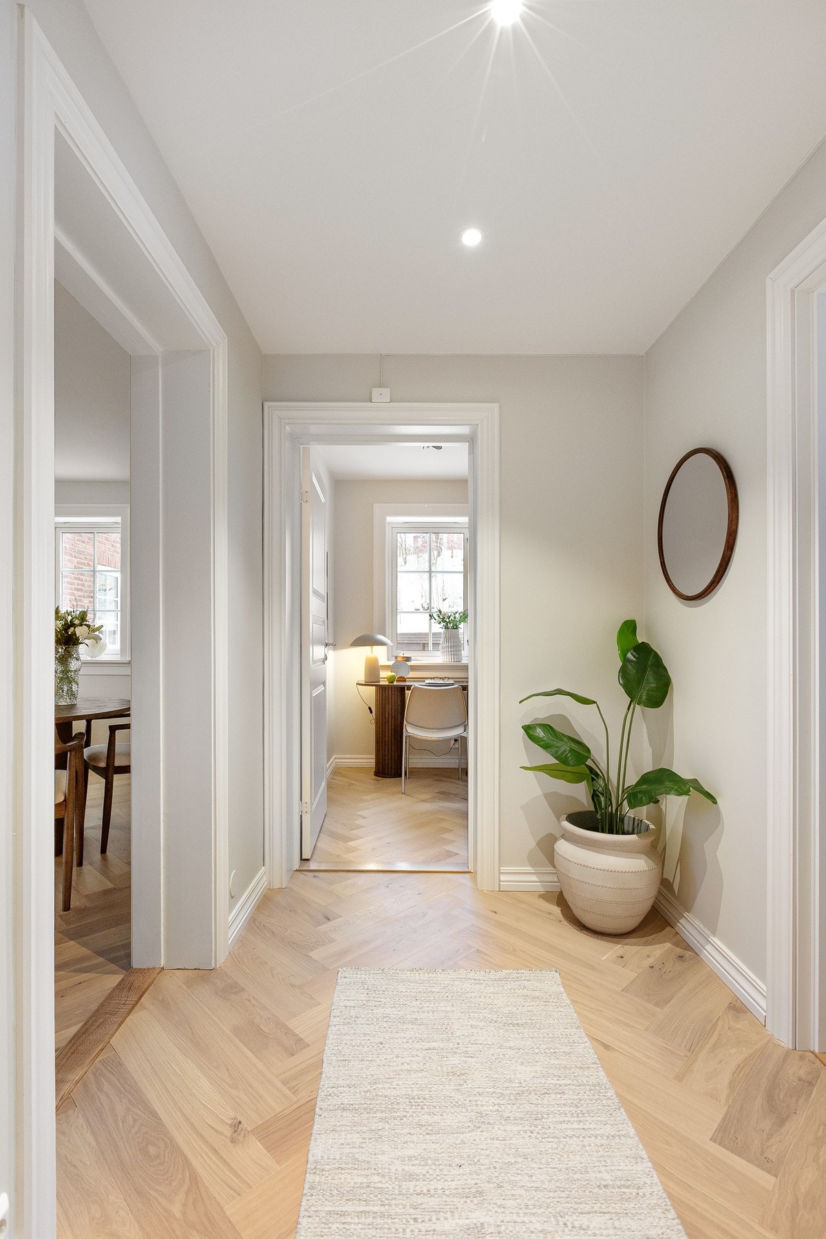 Downlights i himlingen gir et behagelig og moderne lysbilde som setter tonen for resten av boligen. Galleribilde