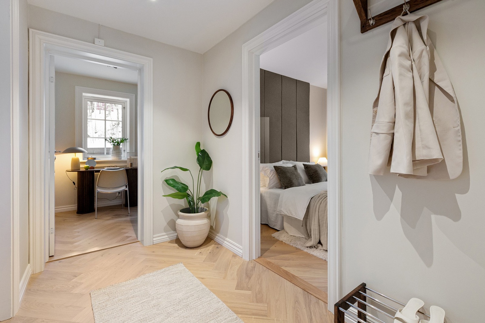 Fra gangen er det inngang til begge soverommene. Galleribilde