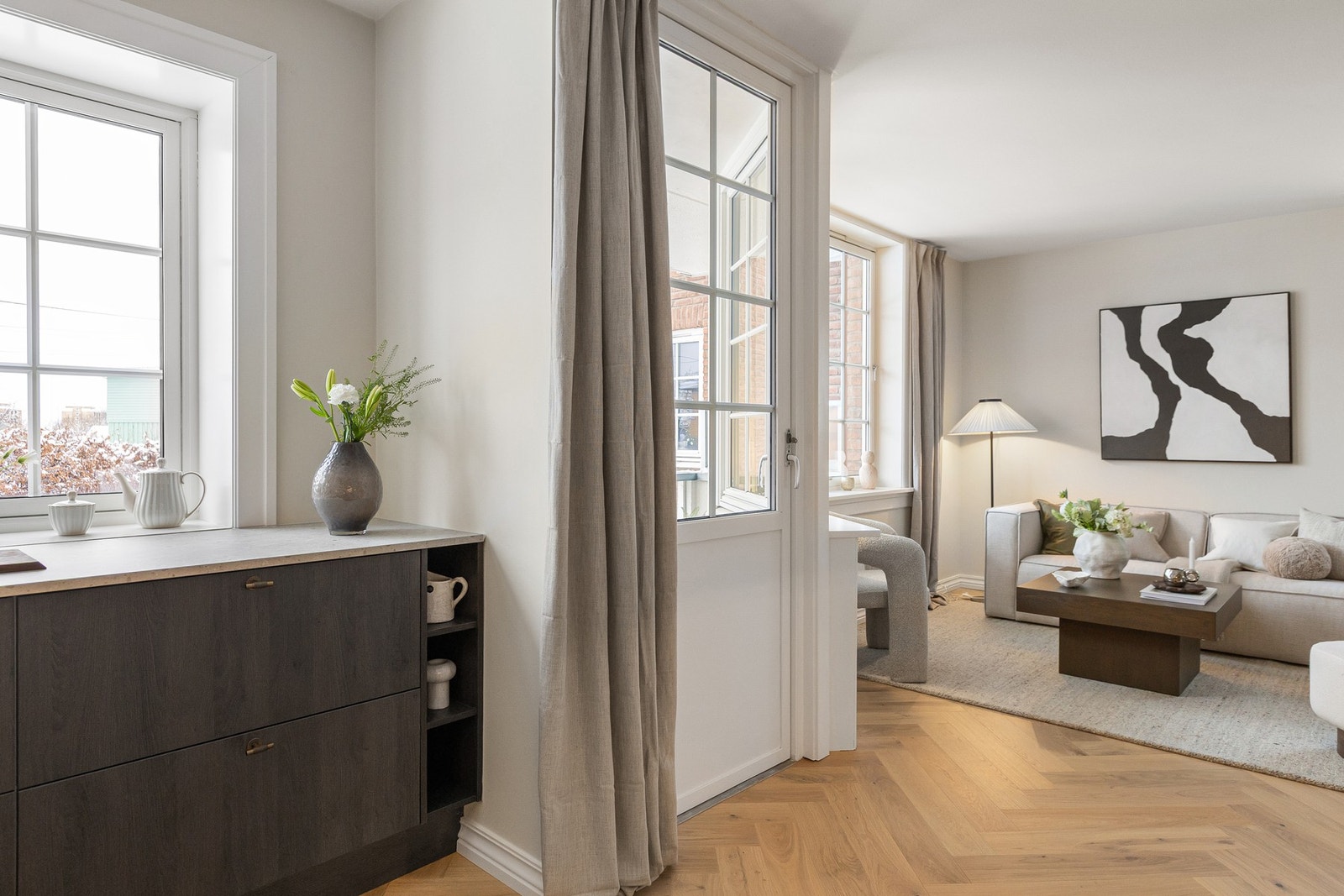 Fra stue/kjøkken er det utgang til en sydvendt terrasse. Galleribilde