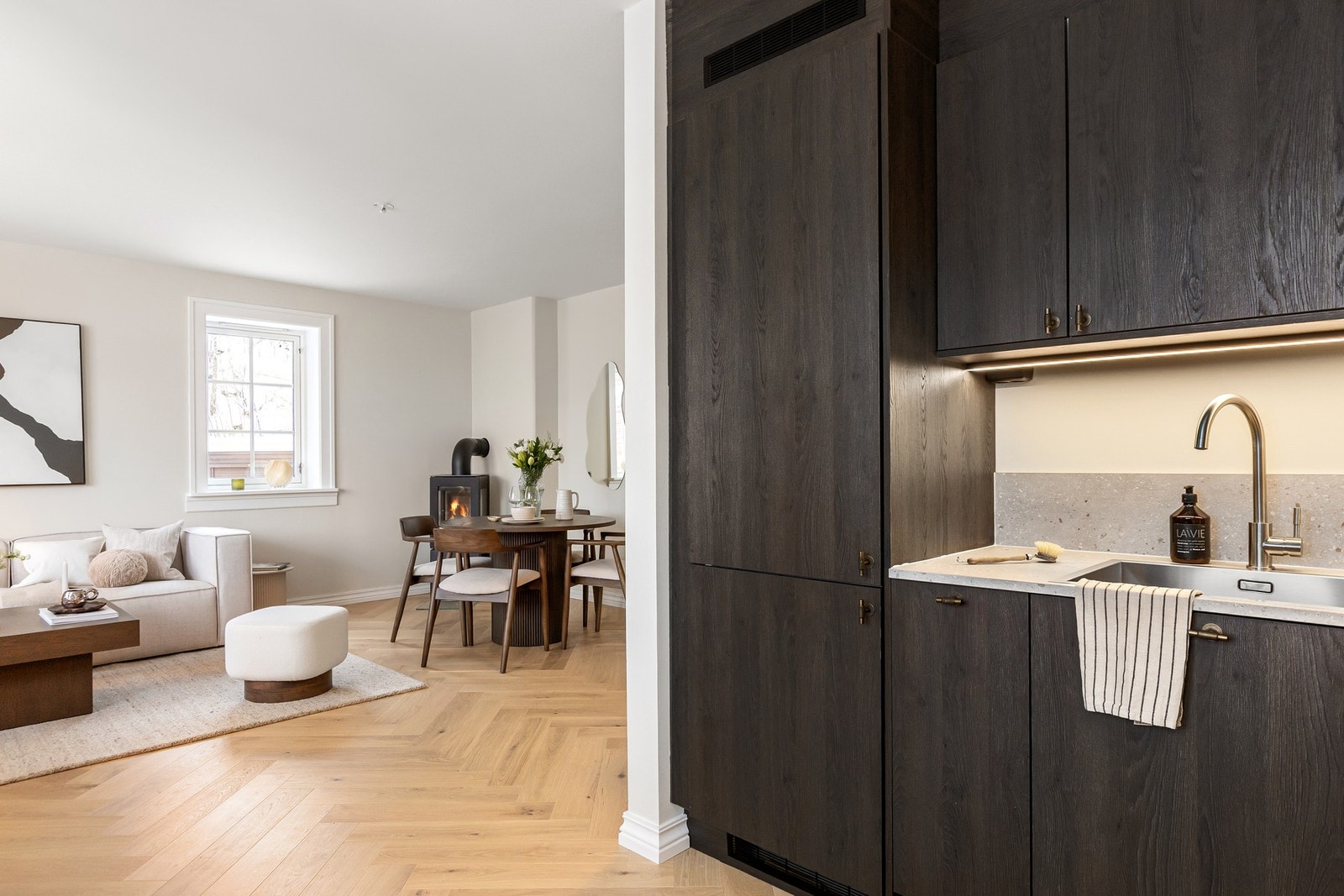 Det stilrene kjøkkenet ble renovert i 2025 og fremstår moderne og gjennomført. Galleribilde