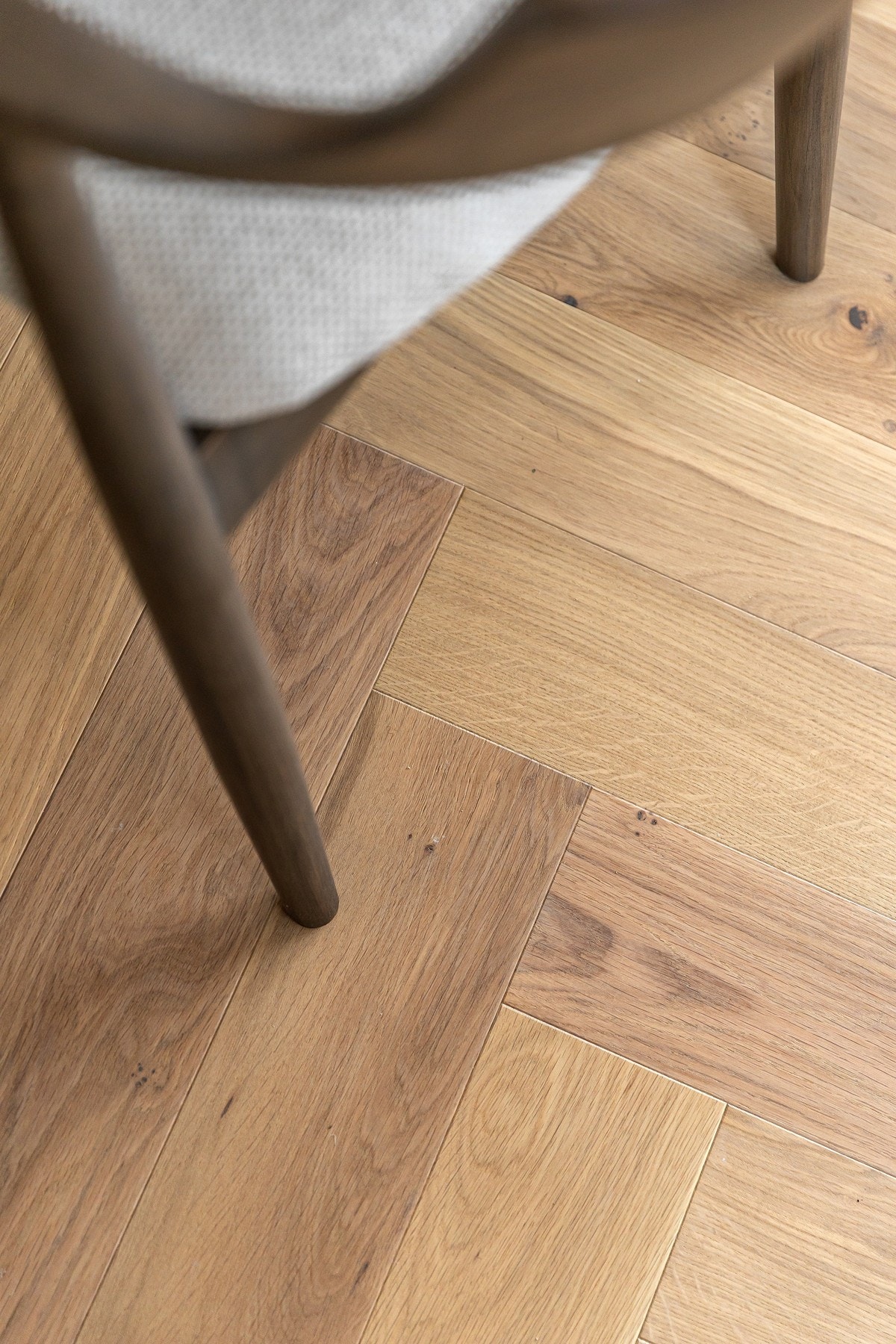 Gulvene er belagt med elegant fiskebeinsparkett som gir et eksklusivt preg. Galleribilde