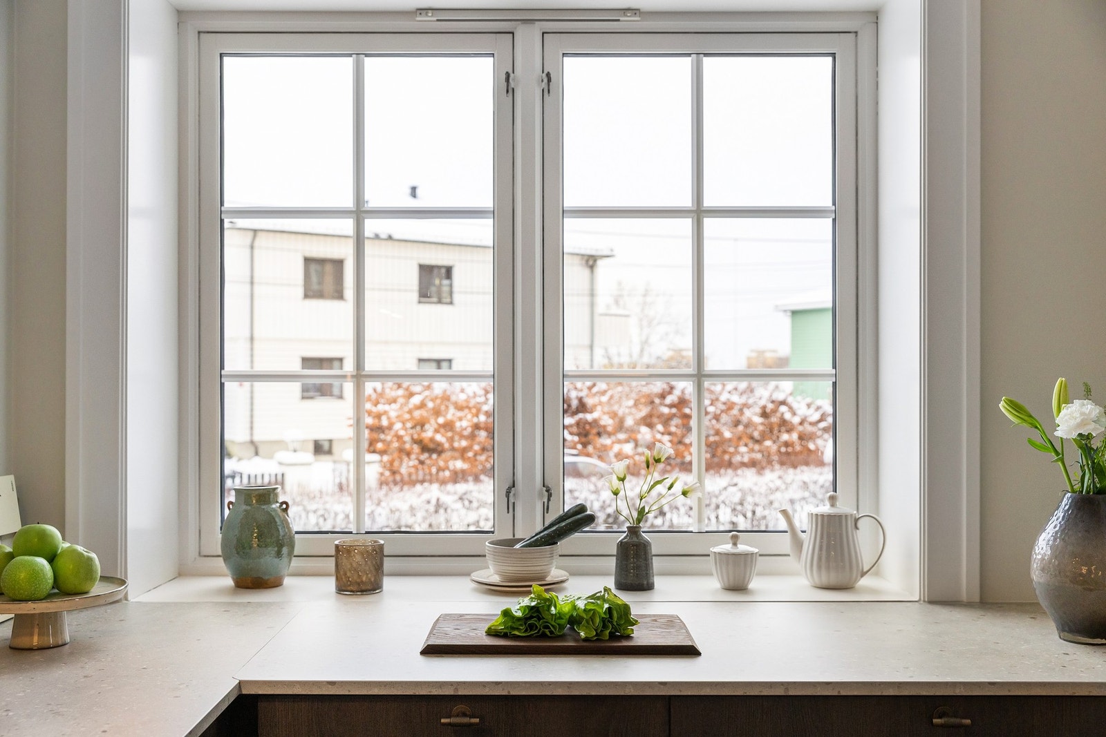 Kjøkkenet har vinduer som slipper inn rikelig med naturlig lys og bidrar til en lys og luftig atmosfære. Galleribilde