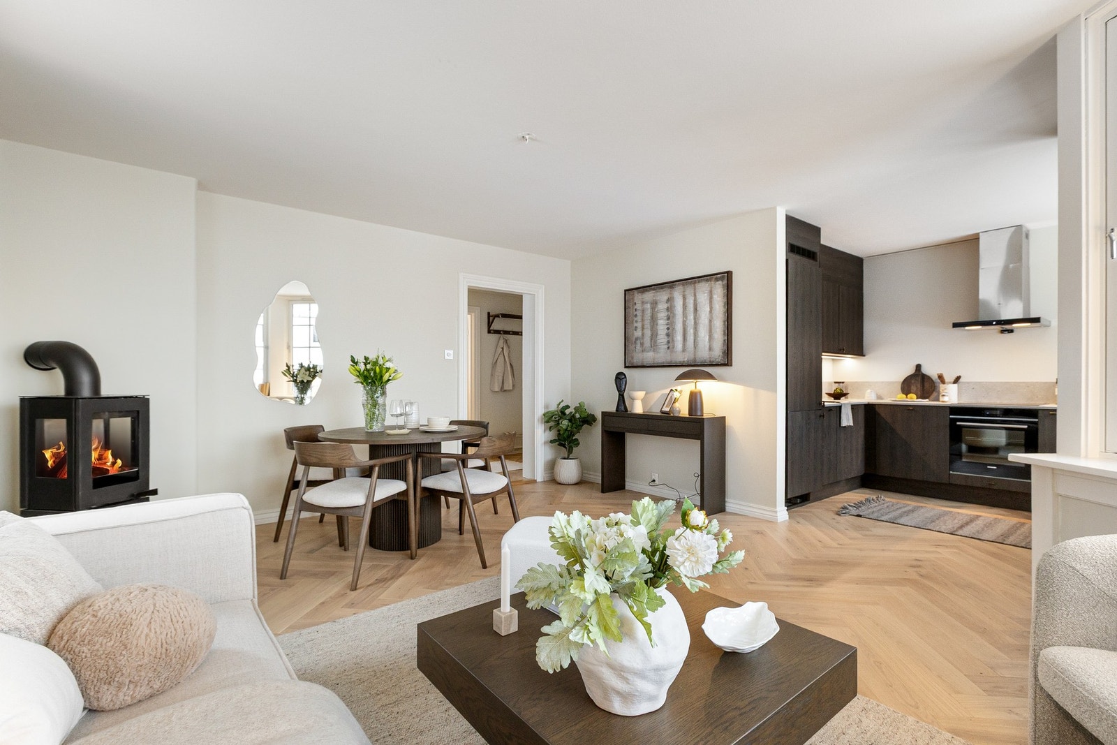 Stue og kjøkken er utformet i en åpen og sosial løsning som skaper en luftig romfølelse.
Interiørdesign utført av Enger Design kan kjøpes med boligen Galleribilde