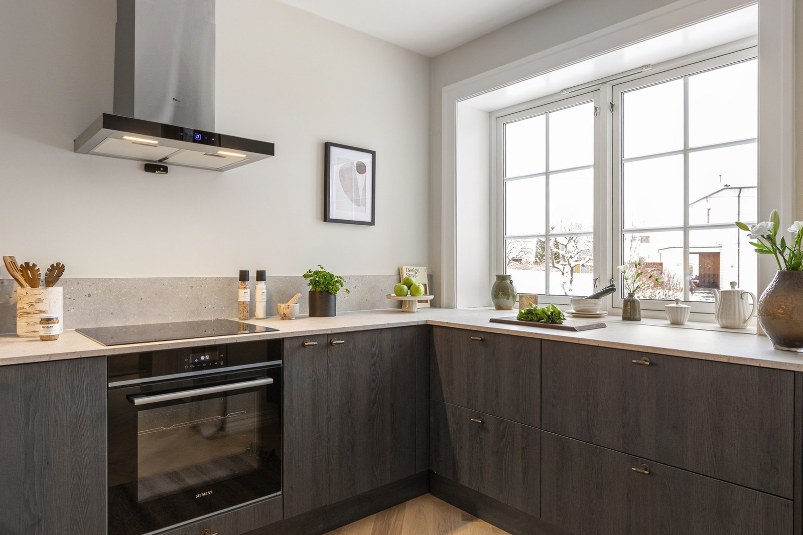 Kjøkkenet er fullt utstyrt med integrerte hvitevarer som kjøleskap med fryserdel, stekeovn, oppvaskmaskin og induksjonstopp. Galleribilde