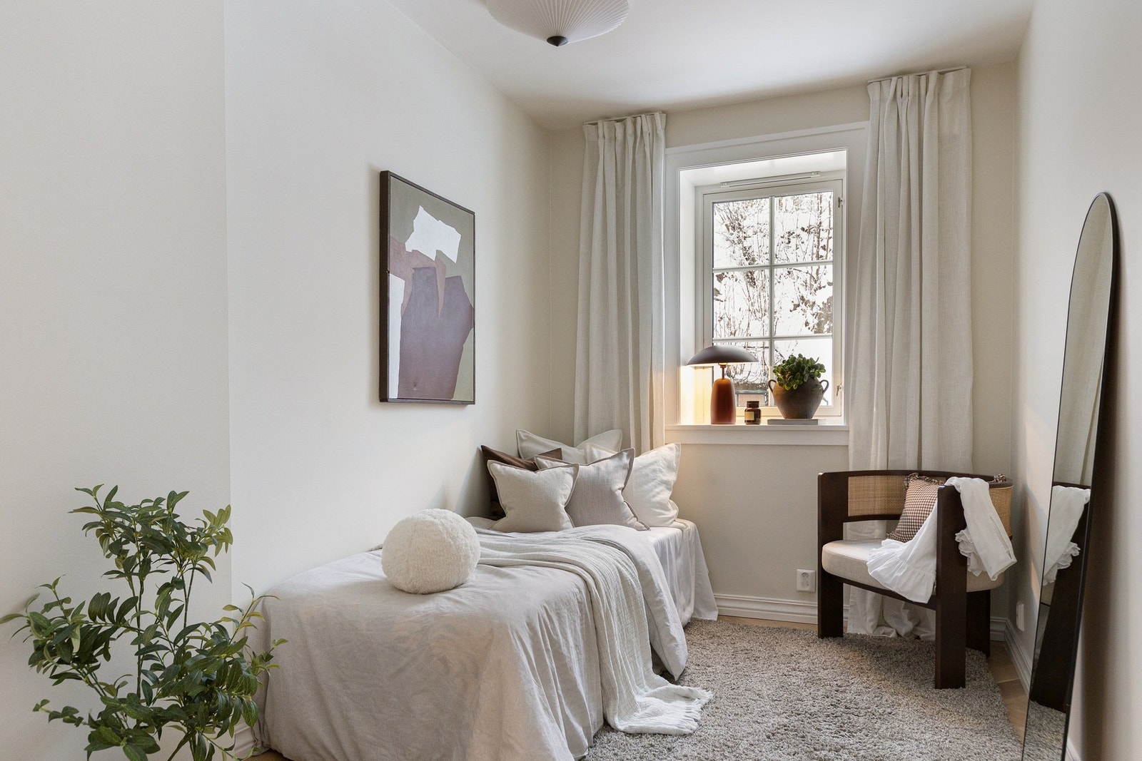 De er god plass til seng, skrivebord og oppbevaring. Galleribilde