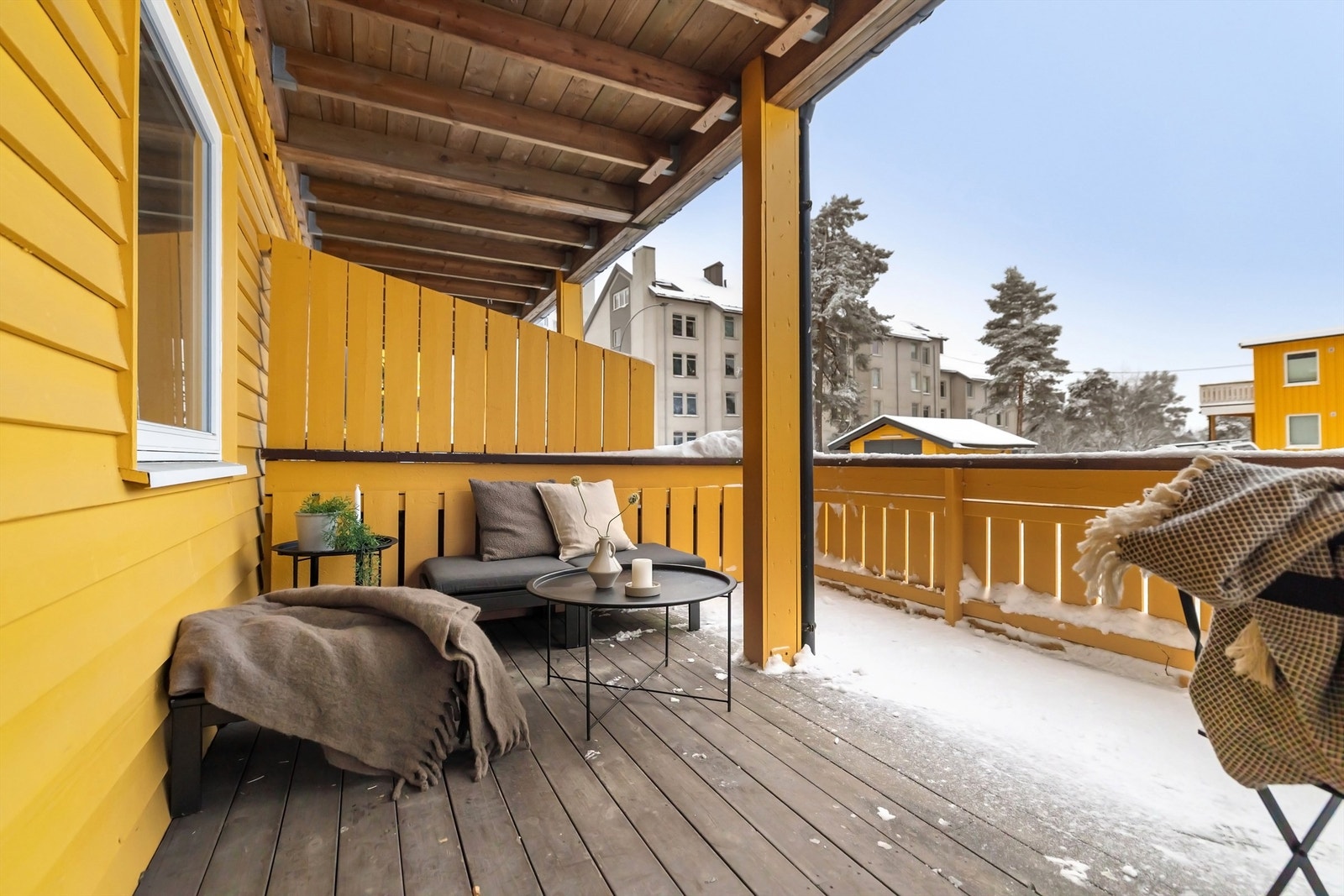 På varme dager fungerer terrassen som en naturlig forlengelse av leiligheten med sol fra ca. kl. 14.00 til 20.00 midtsommers, i følge solkart Galleribilde