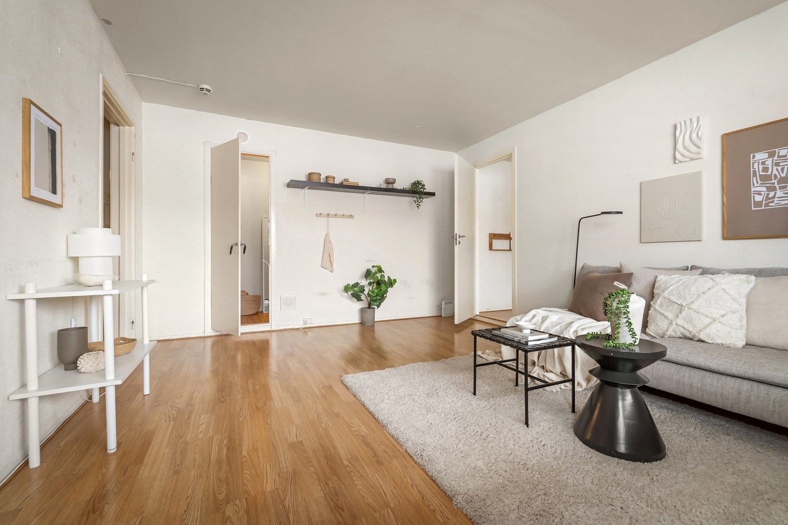 I stuen er det god plass til sofa, salongbord og TV-seksjon Galleribilde