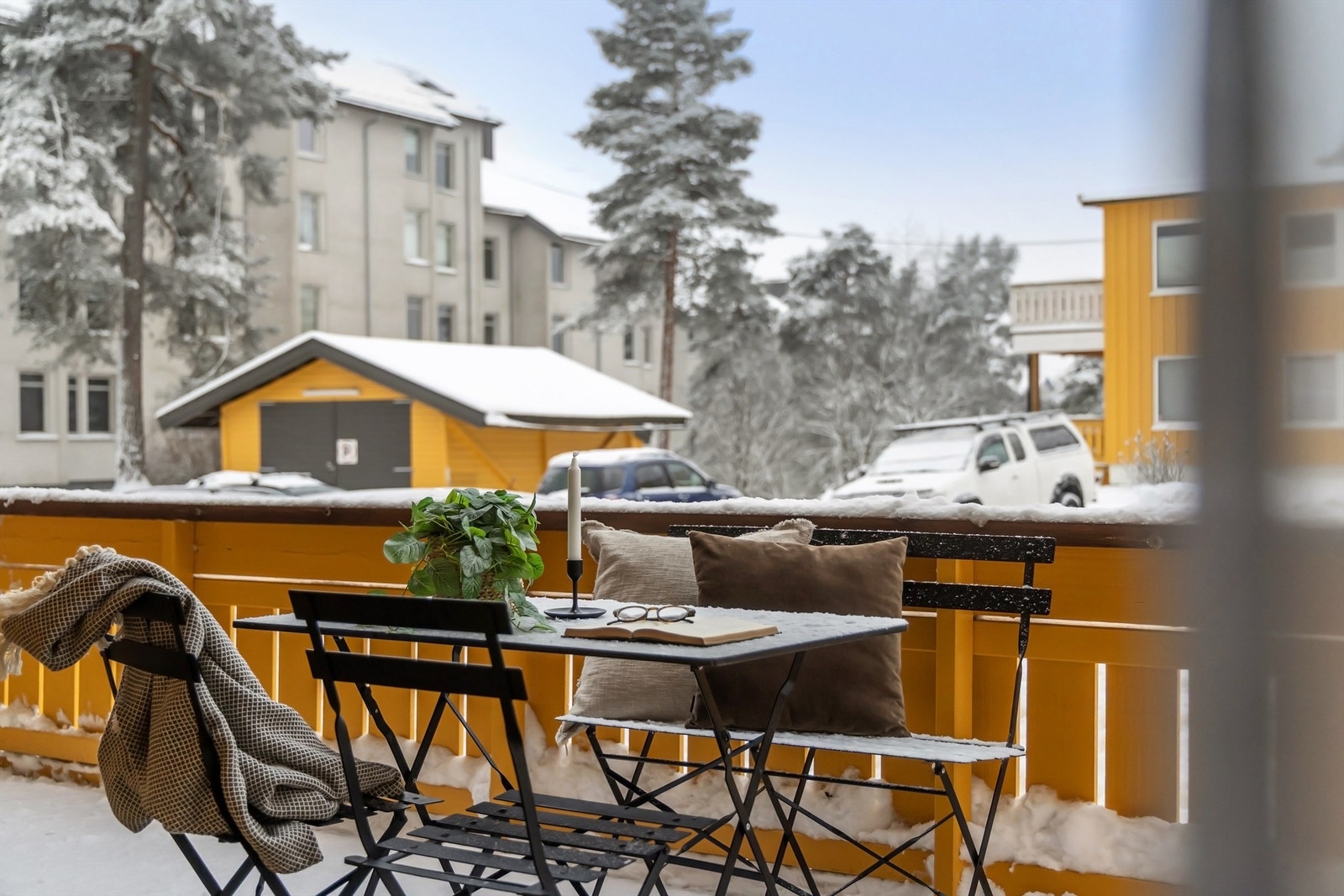 Her er det god plass til utemøbler, både sittegruppe og grill - el- og gassgrill er tillatt Galleribilde