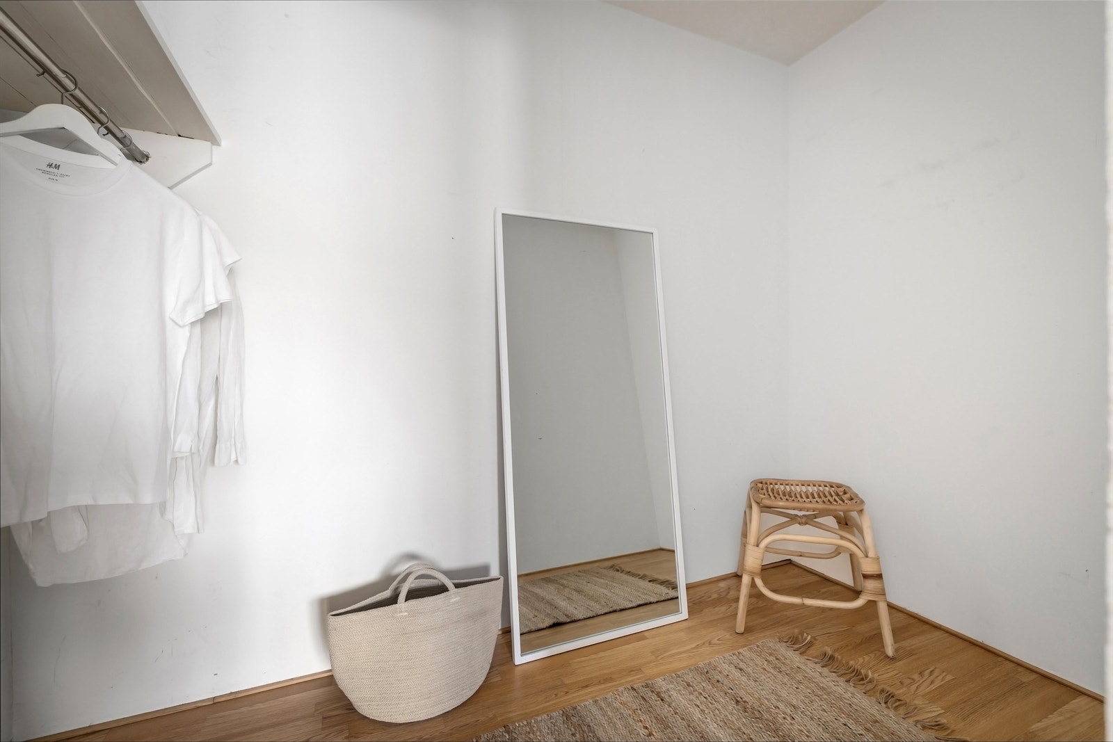 Innvendig bod på ca. 4 kvm som gir god lagringskapasitet og plass til alt man måtte ønske å "gjemme unna" Galleribilde