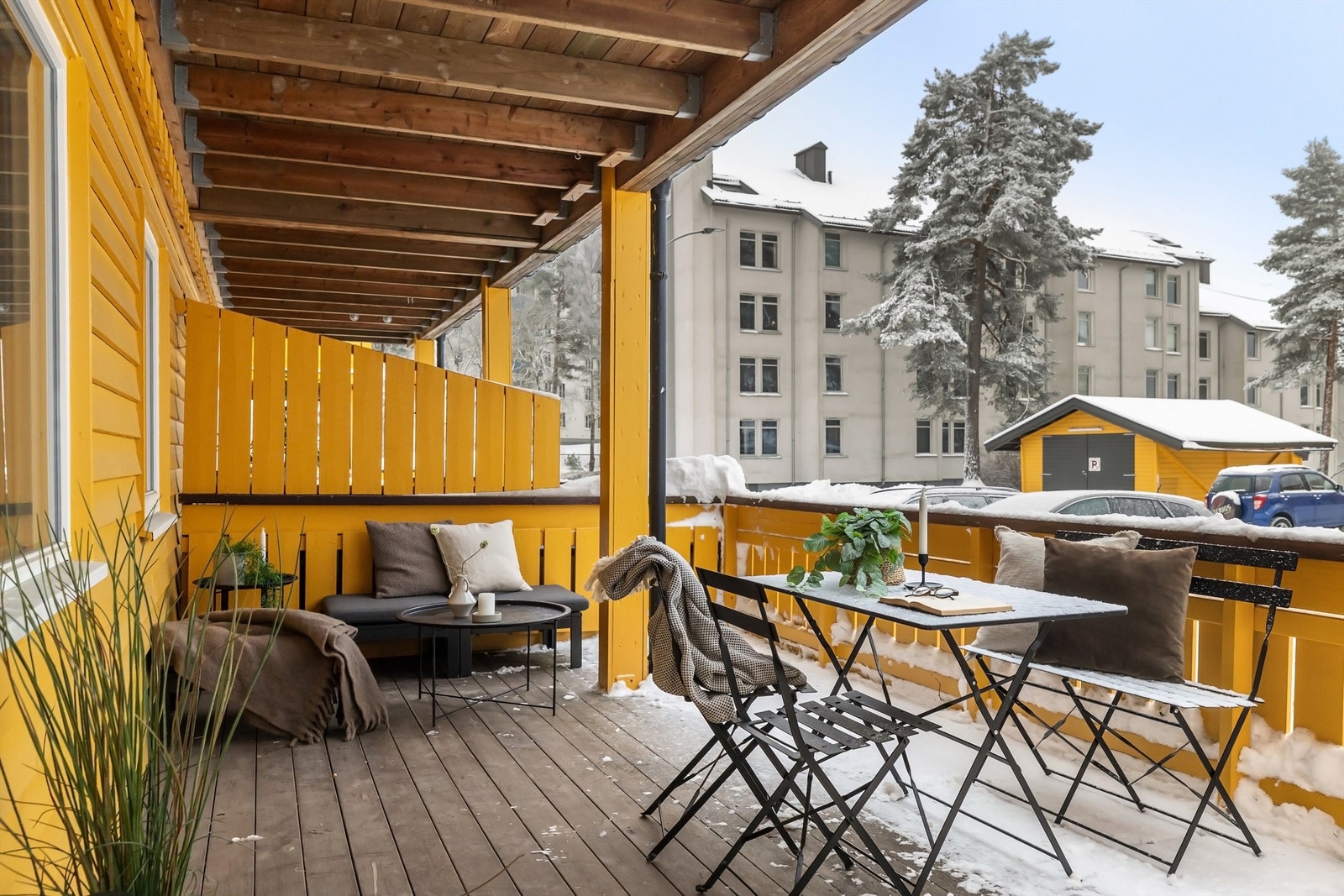 Deler av terrassen er overbygget av balkongen over, noe som gjør den brukbar også når været ikke spiller helt på lag Galleribilde