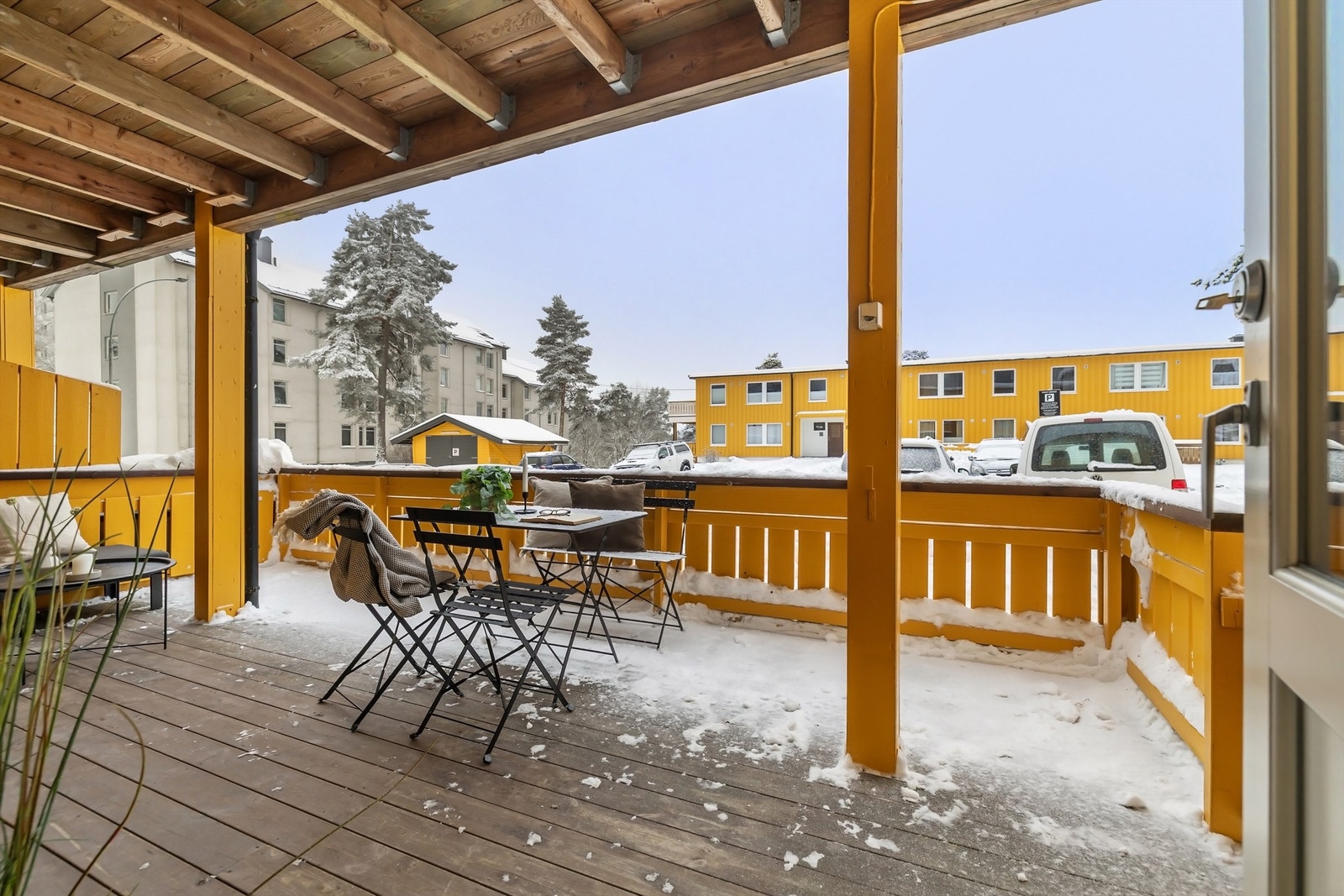 Fra stuen er det direkte adkomst til en romslig terrasse på hele 16 kvm Galleribilde