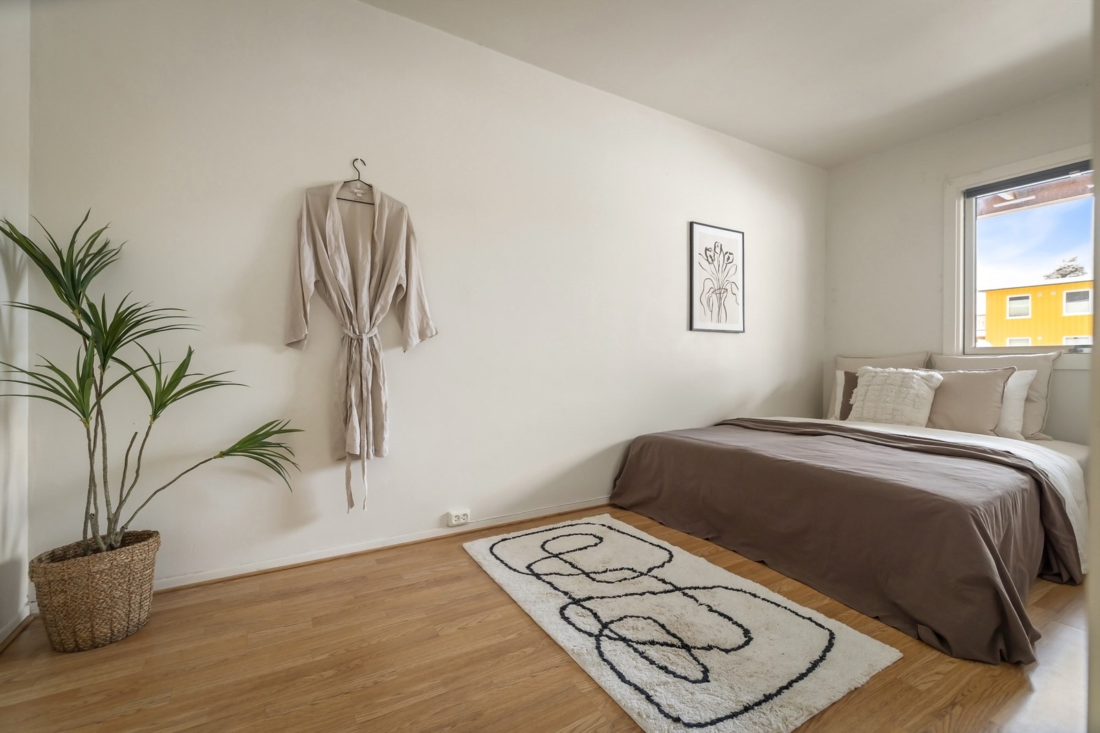 Romslig soverom med plass til dobbeltseng, tilhørende nattbord og garderobeløsning Galleribilde