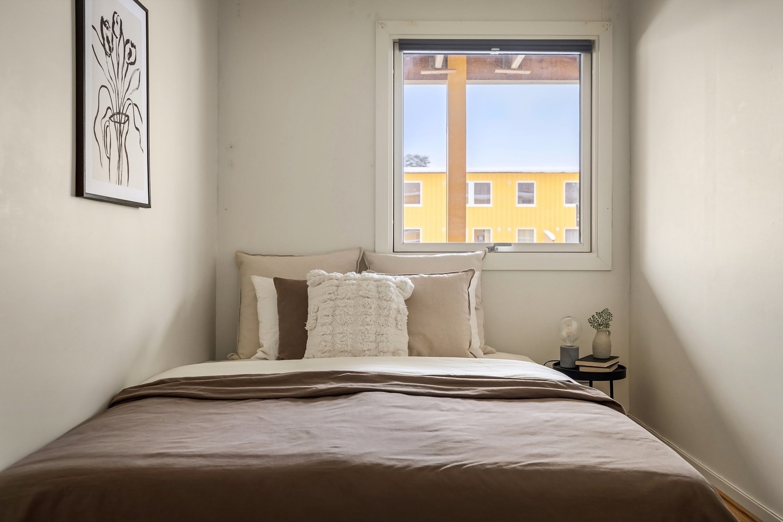 Stort vindu slipper inn mye lys og er vendt mot terrassen, som igjen gir rommet mindre innsyn Galleribilde