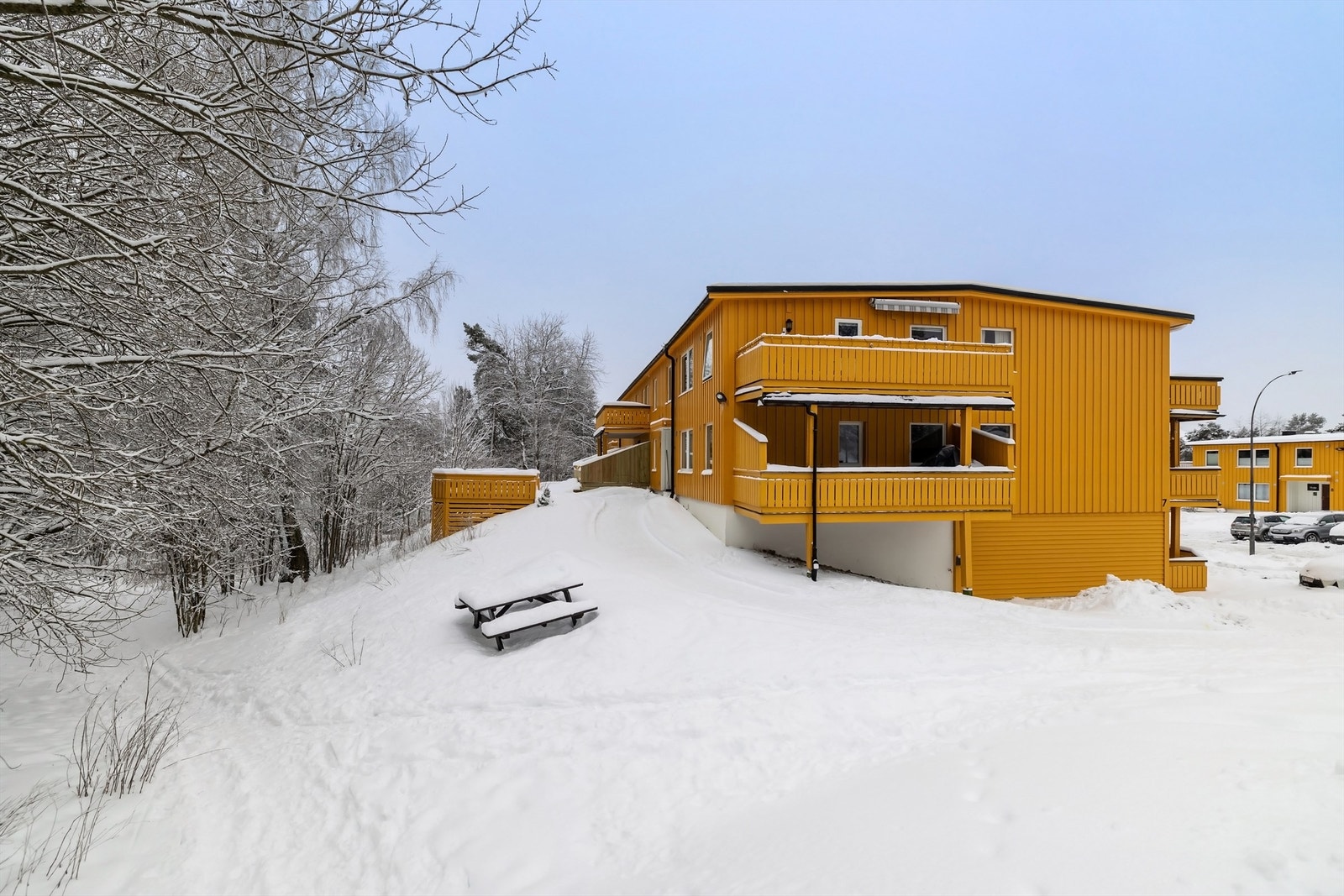 Boligen ligger i et attraktivt, rolig og sentralt boligområde på populære Tonsenhagen/Årvoll med marka som nærmeste nabo Galleribilde