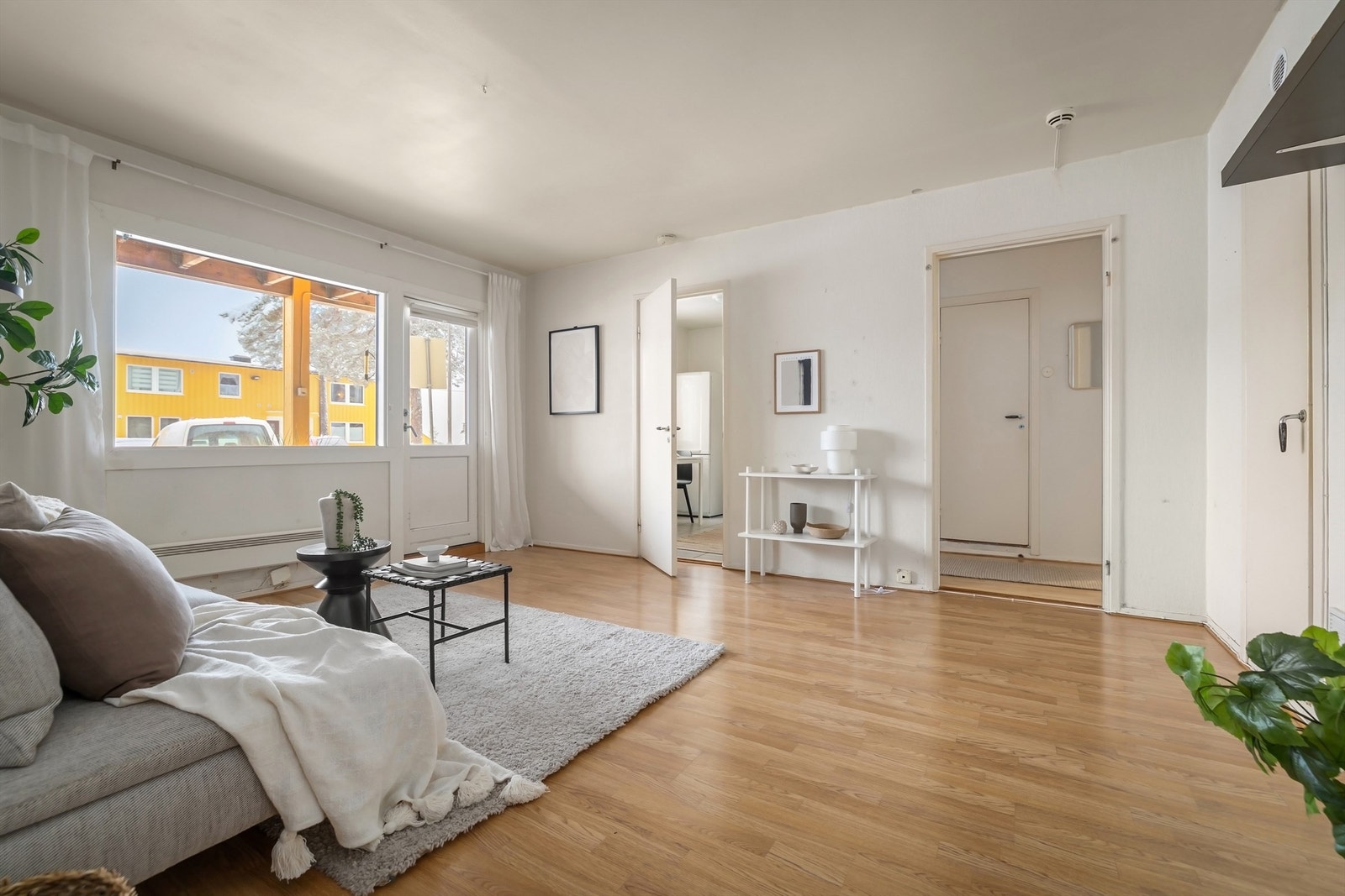 Lun og romslig stue med lys og luftig romfølelse Galleribilde