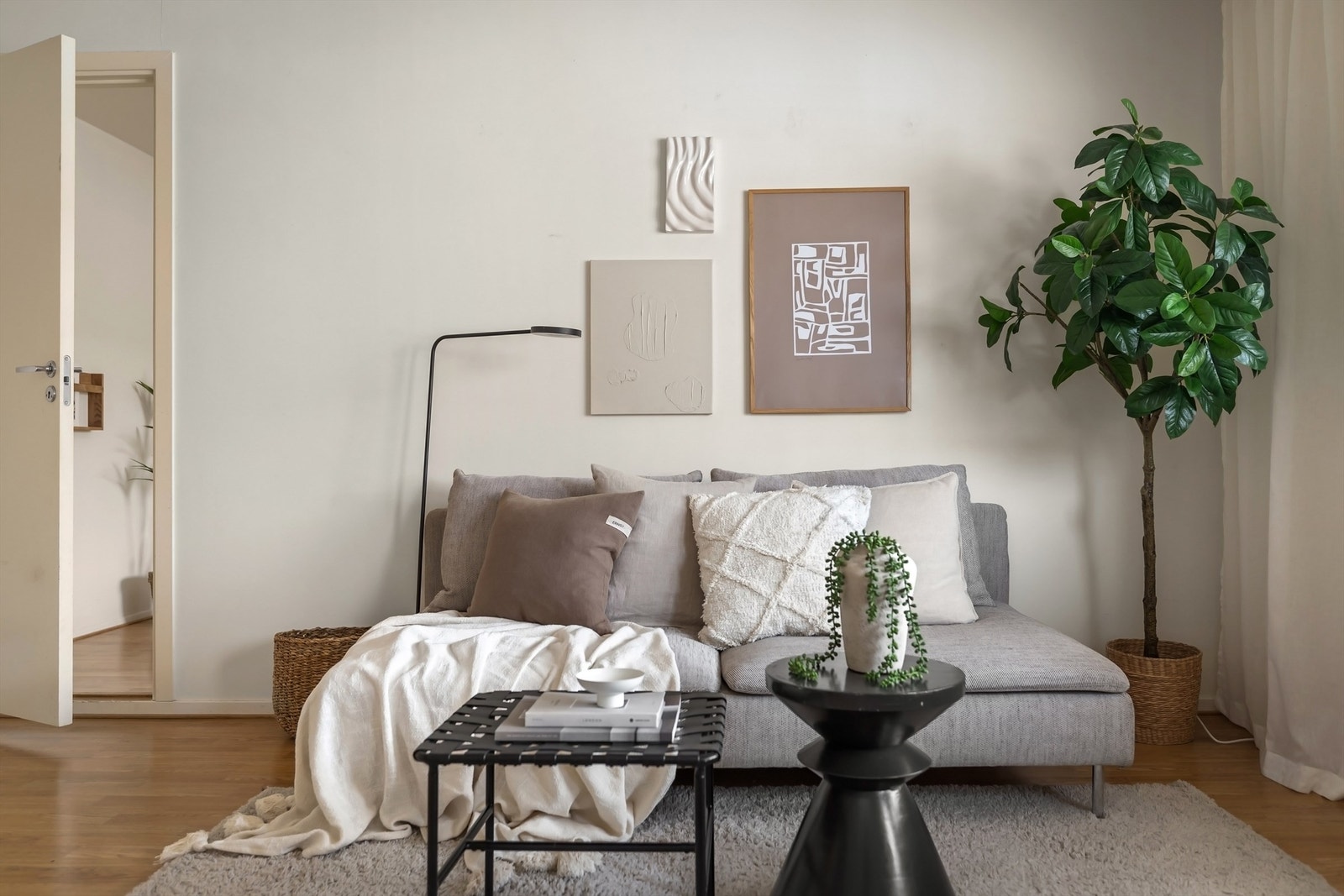 Stuen byr på store vindusflater som gir gode lysforhold og en behagelig atmosfære Galleribilde