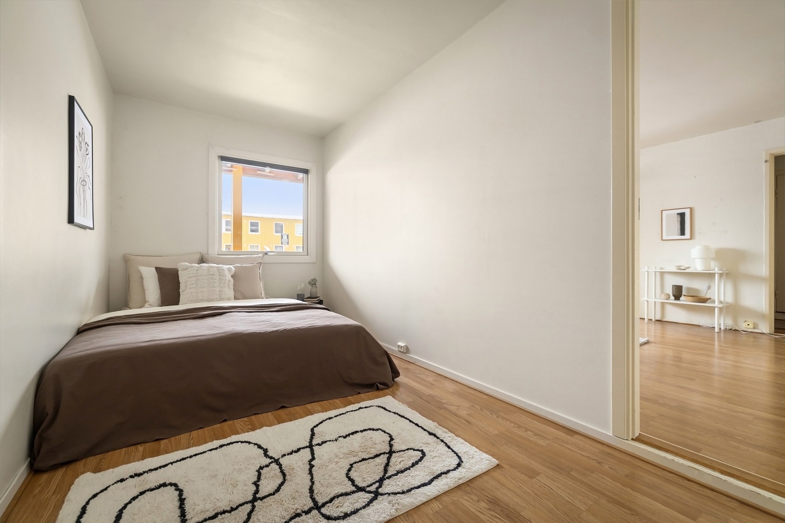 Veggene er malt, og på gulvet er det laminat Galleribilde