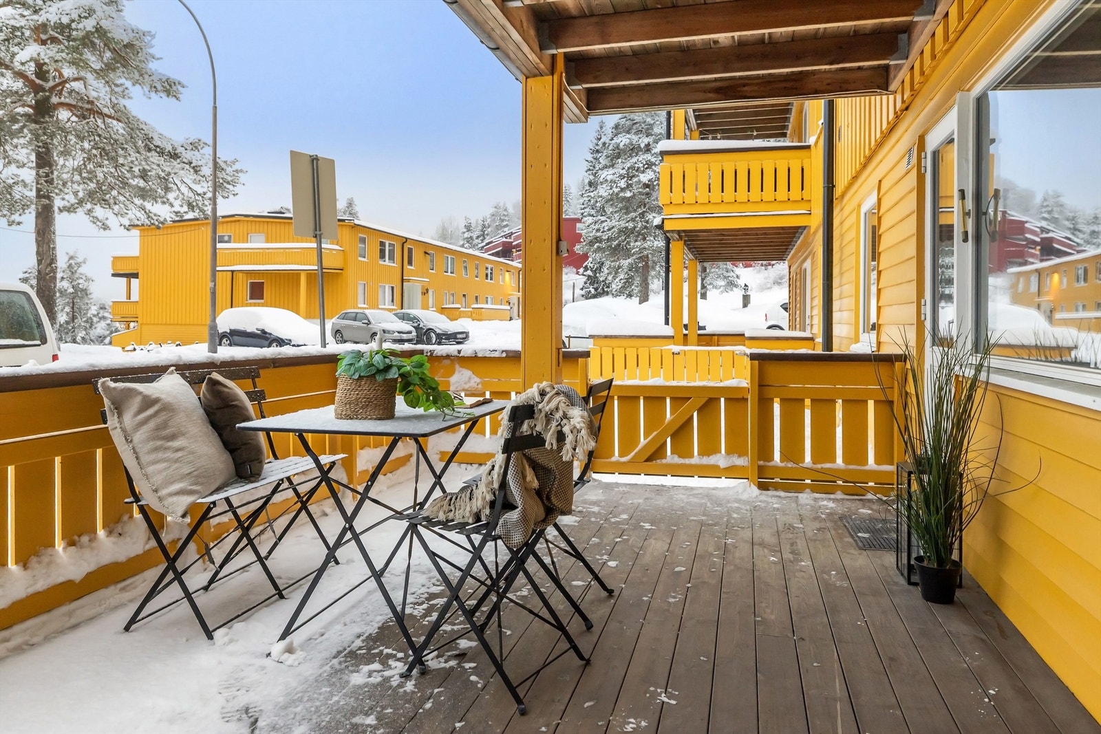 Det er også port som leder deg direkte ut på sameiets grøntarealer, eller som kan benyttes som en "snarvei" inn og ut! Galleribilde