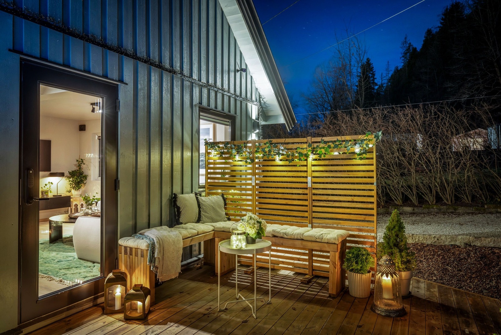 Terrassen utenfor stuen måler ca. 26 kvm, innredet med levegg og tilhørende sittebenk. Galleribilde