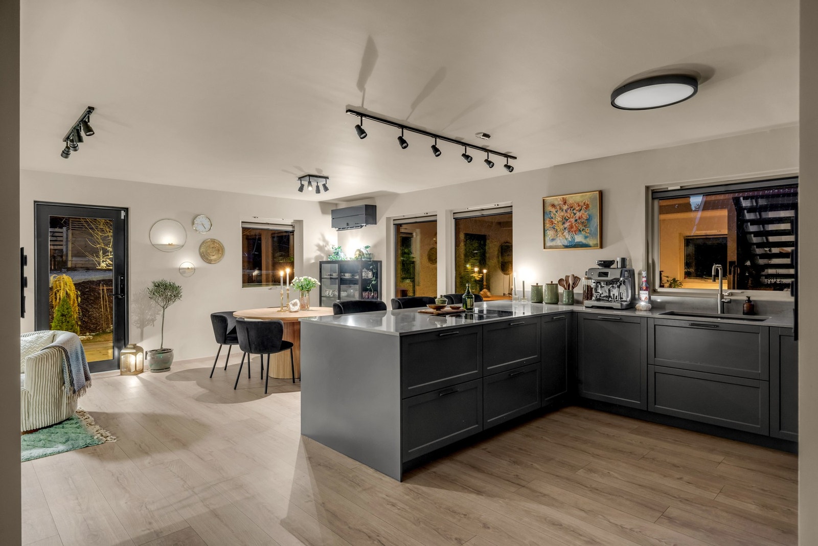 Kjøkkenet har en luftig utforming - og glir sømløst inn i interiøret. Galleribilde