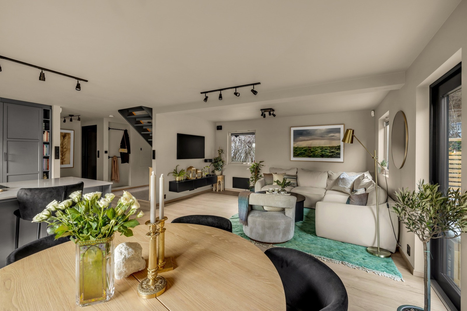 I hele huset er detaljer som stikk, brytere og karmer holdt i sort - stilrent og gjennomført. Galleribilde