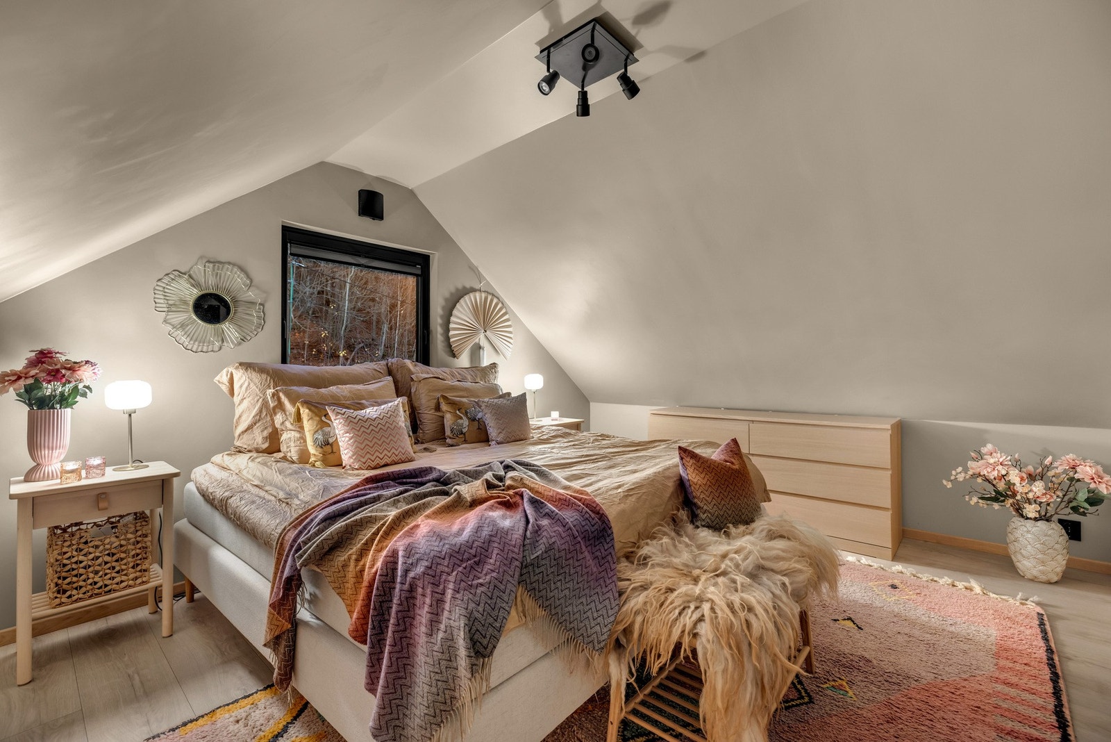 Alle soverommene har god plass til dobbeltseng Galleribilde