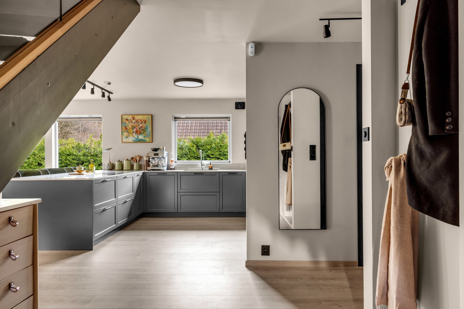 Hovedetasjen har en åpen atmosfære med høy funksjonalitet. Galleribilde