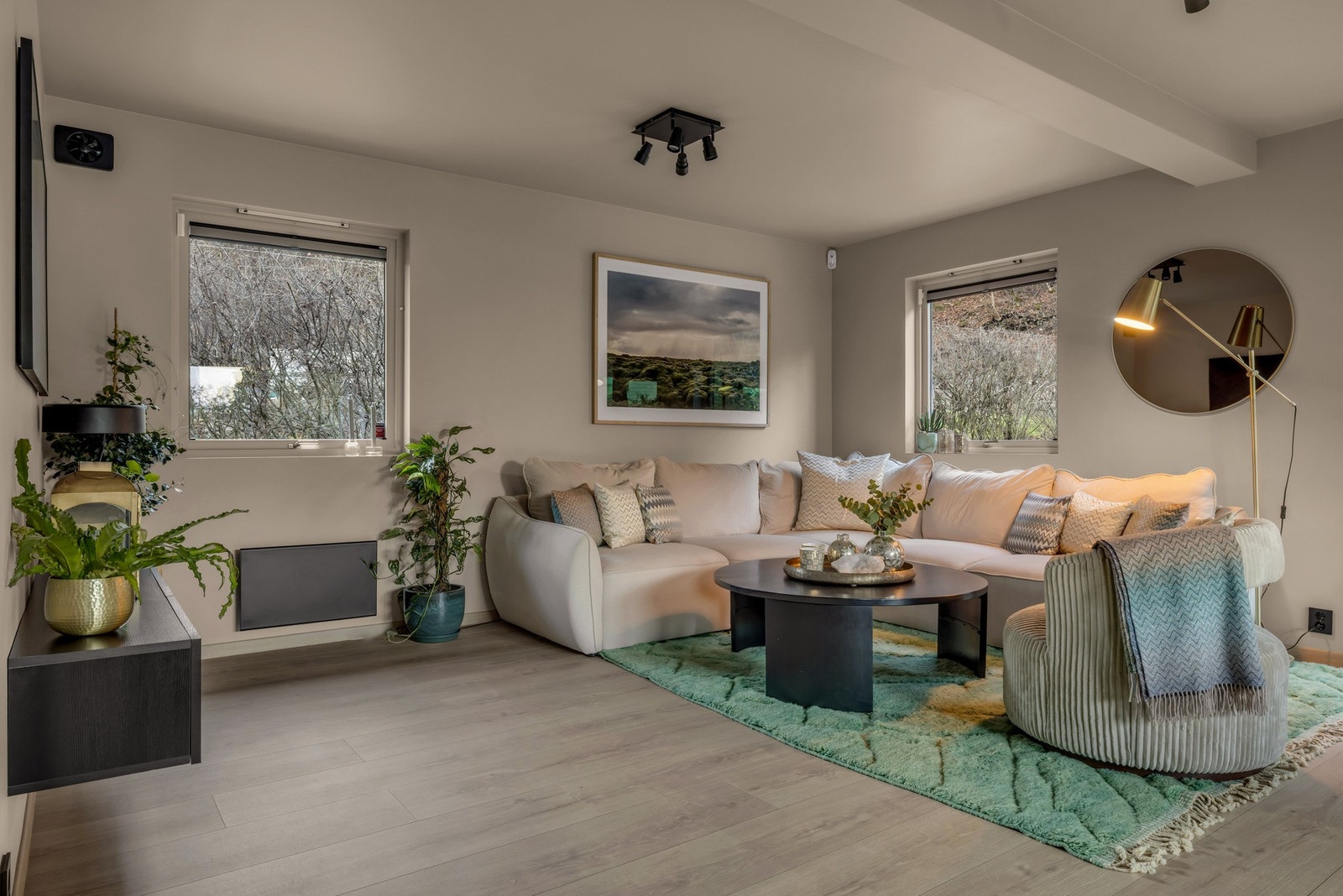 Hele boligen er smakfullt pusset opp, og resultatet er et moderne og gjennomført drømmehjem med optimale løsninger. Galleribilde