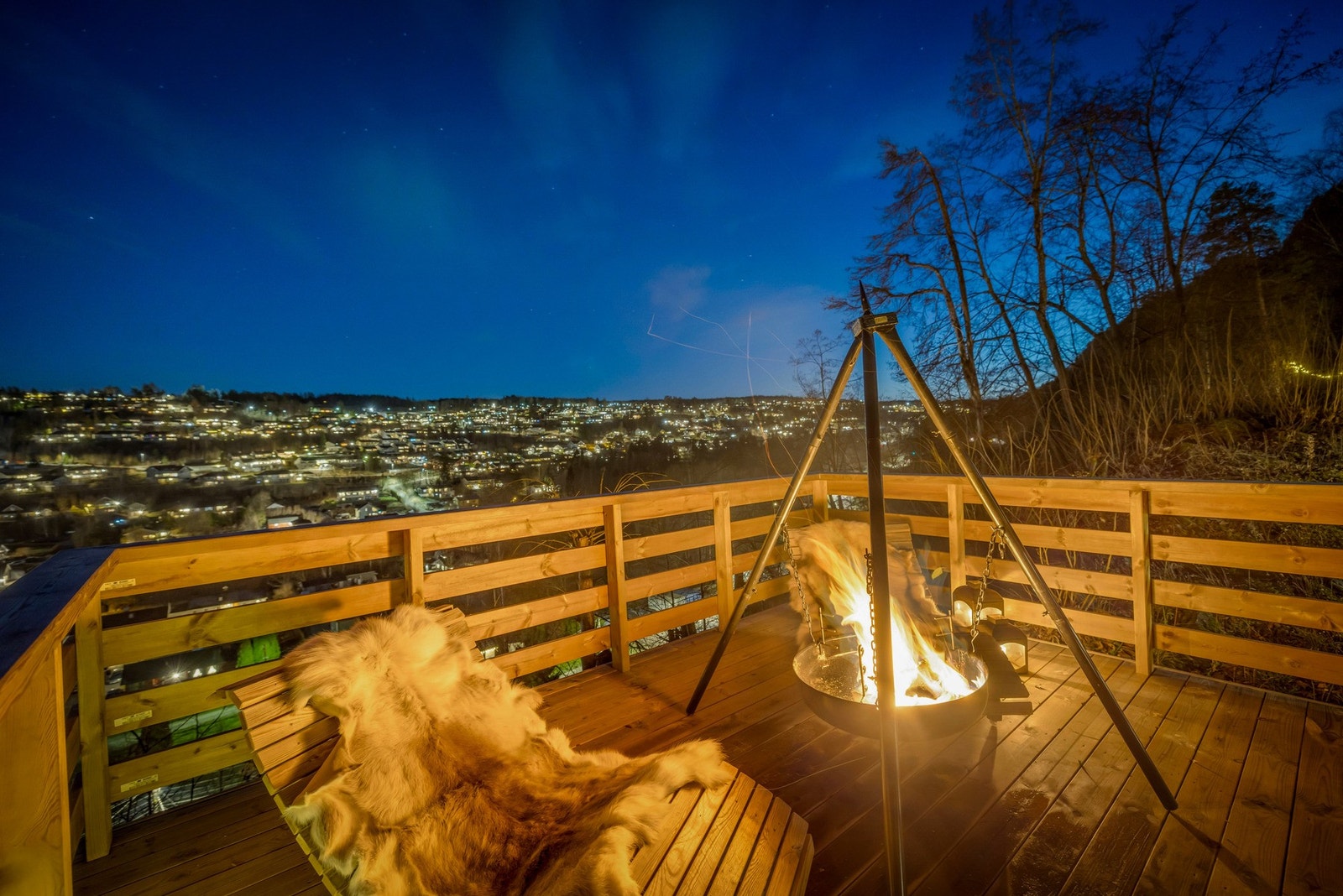 Fra grillplassen på toppen av eiendommen kan man nyte utsikten Galleribilde