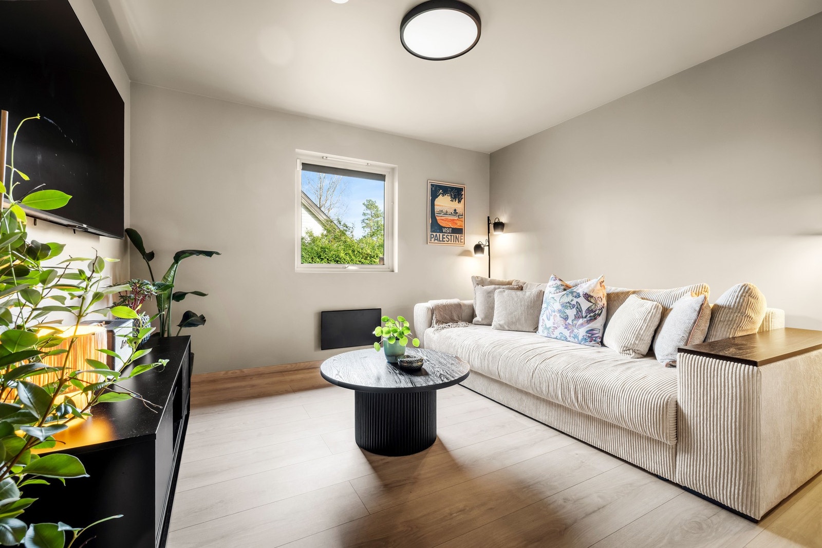 Soverommet nede er i dag innredet som en ekstra stue for lek, vennebesøk og avslapning. Galleribilde