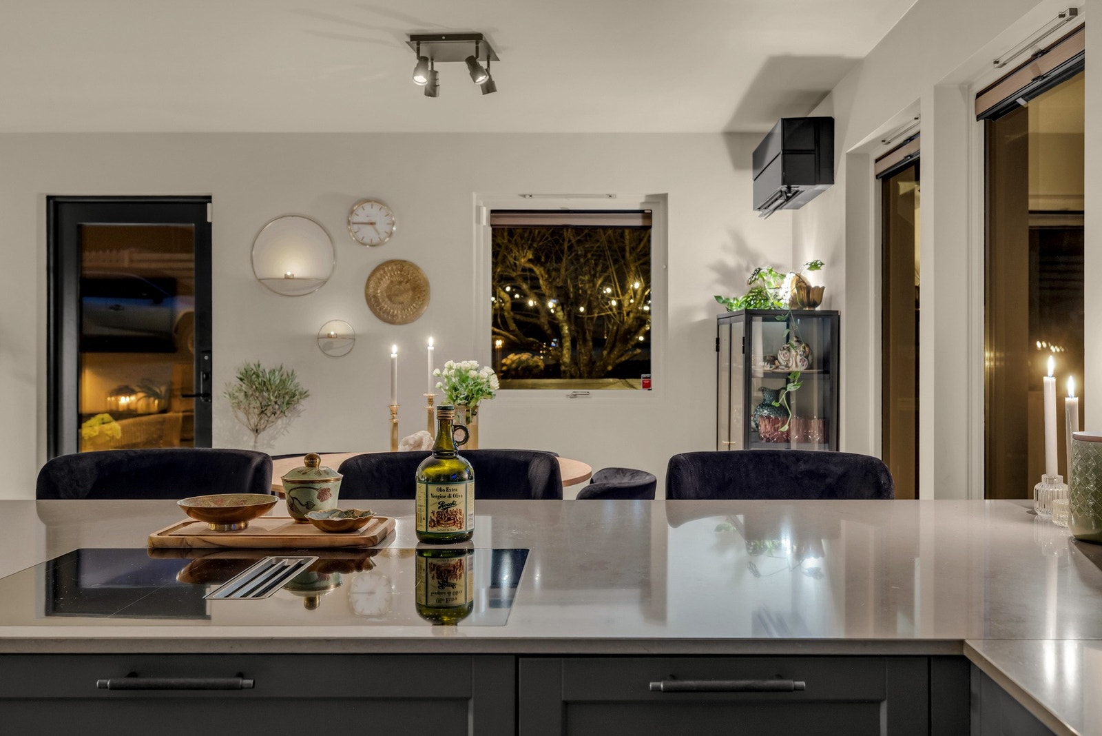 Platetoppen er integrert på barløsningen - perfekt for sosial matlaging når man har gjester på besøk. Galleribilde