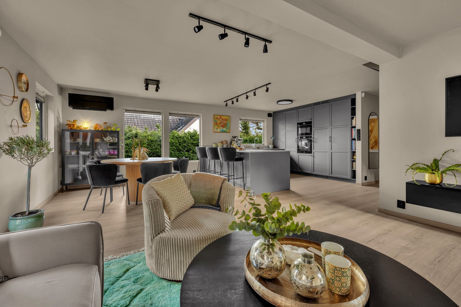 En sort varmepumpe fra 2023 tilfører jevn og behagelig varme til allrommet. Galleribilde