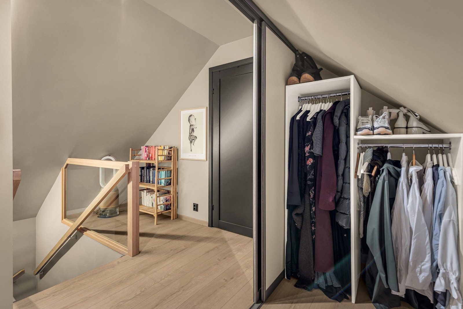 Her har man sitt eget walk in closet Galleribilde