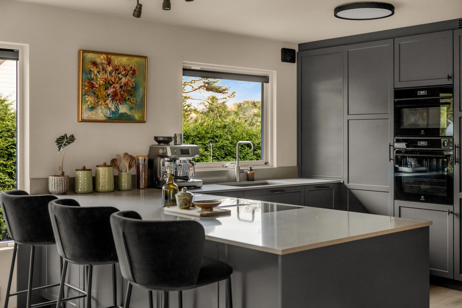 Et av høydepunktene må sies å være et rålekkert kjøkken, med mye oppbevaring, fine arbeidsflater og smart barløsning. Galleribilde