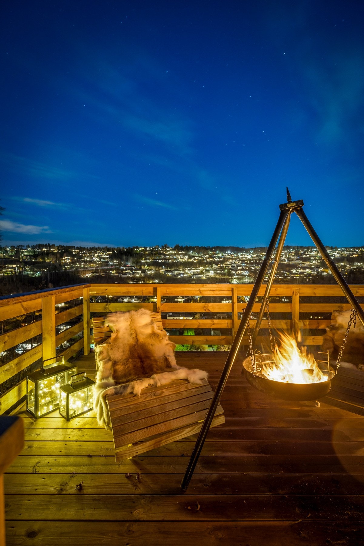 Over den store terrassen har boligen en ny utsiktsplass med flott panoramautsikt. Galleribilde
