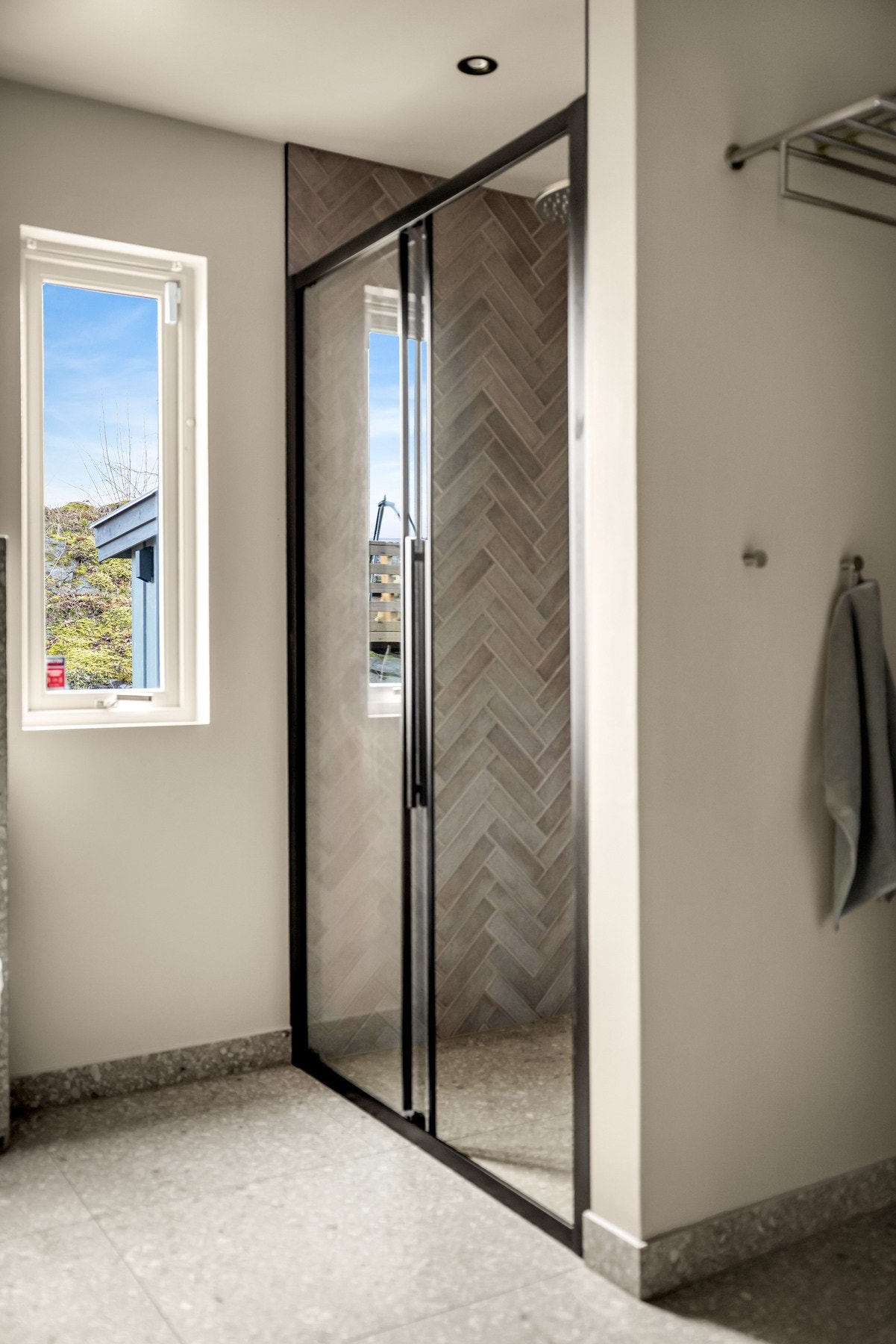 Badet ble totaloppusset av fagfolk i 2023, da hele rommet ble plukket ned til stenderverket og bygget opp igjen. Galleribilde