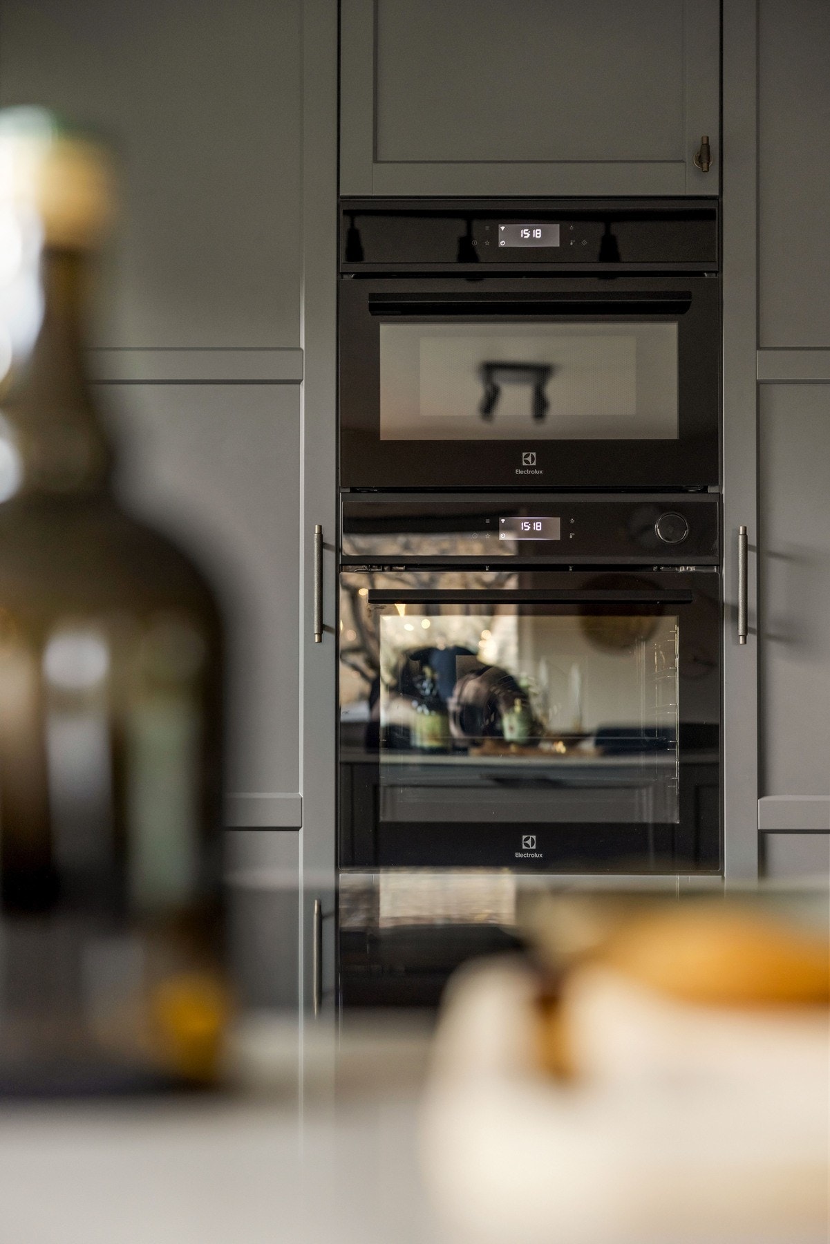 Alle hvitevarene er integrert, inkludert stekeovn og mikrobølgeovn i praktisk arbeidshøyde. Galleribilde