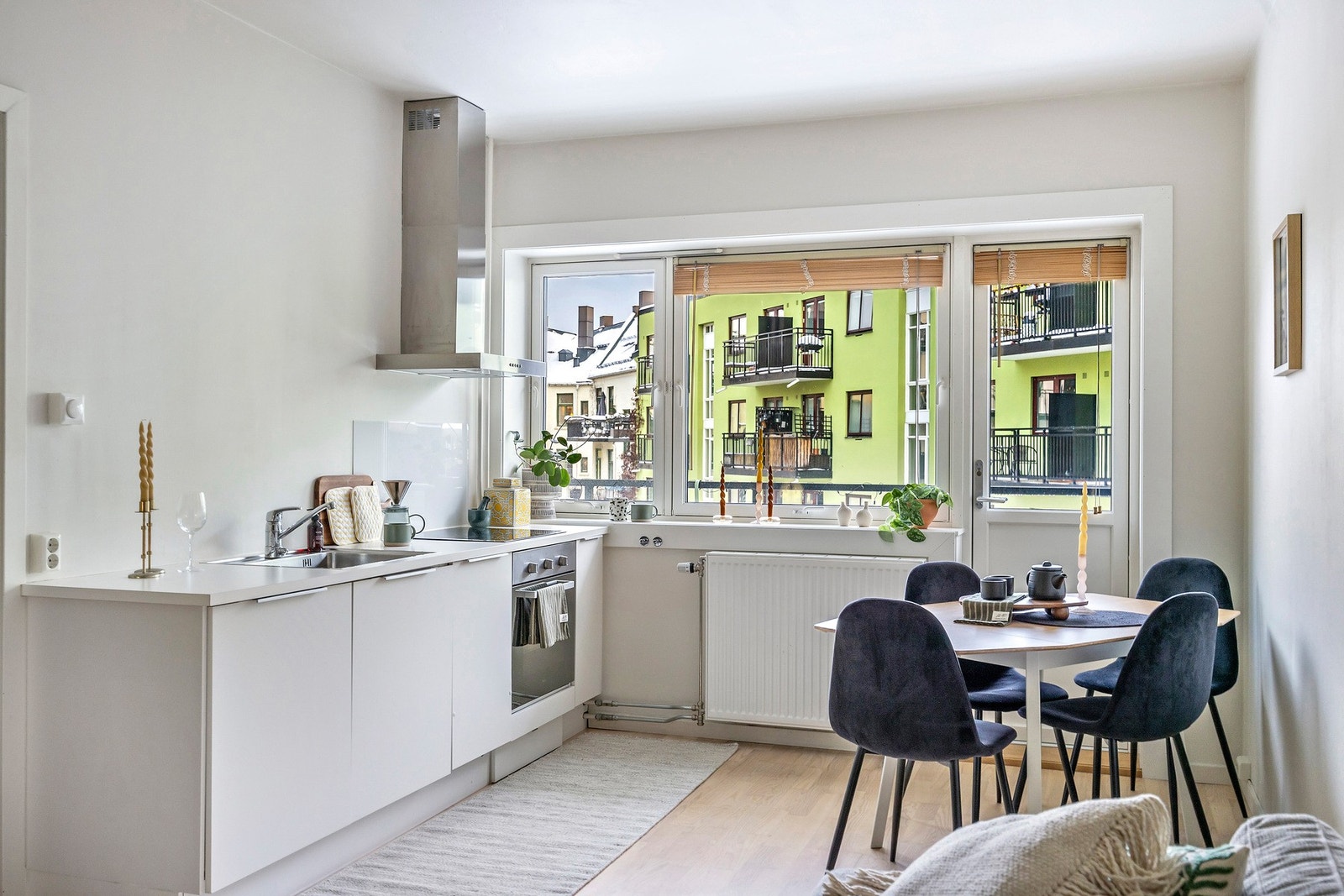 Fra kjøkkenet er det utgang til balkong. Galleribilde
