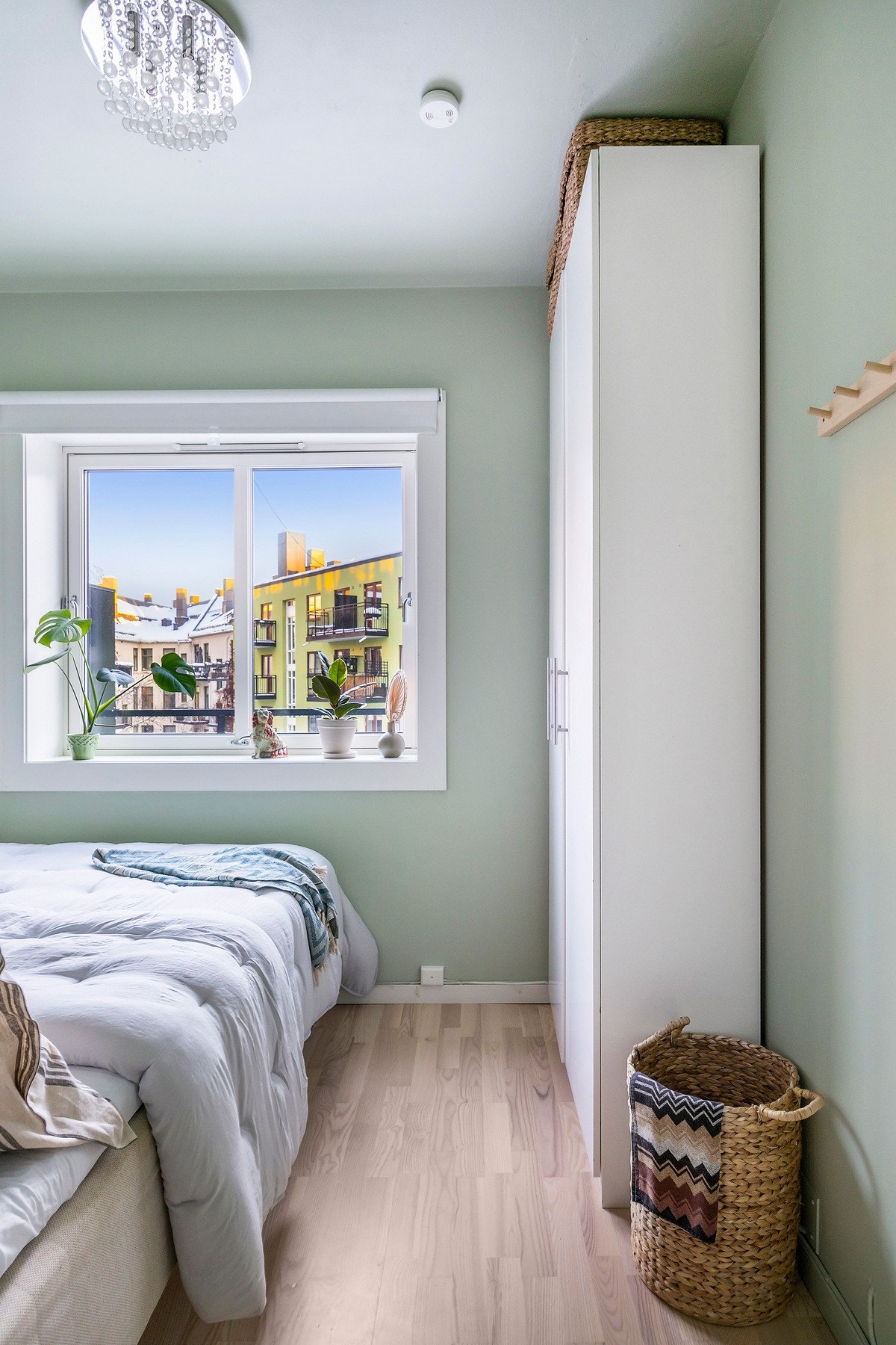 Soverom med plass til dobbeltseng og garderobeløsning. Galleribilde