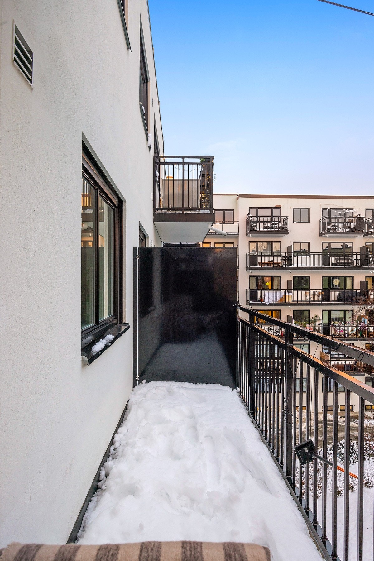 Balkongen er vendt mot bakgården. Galleribilde