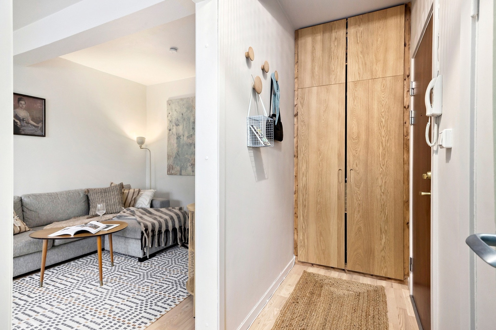 Entré med god oppbevaringsplass i plassbygd garderobeskap. Galleribilde