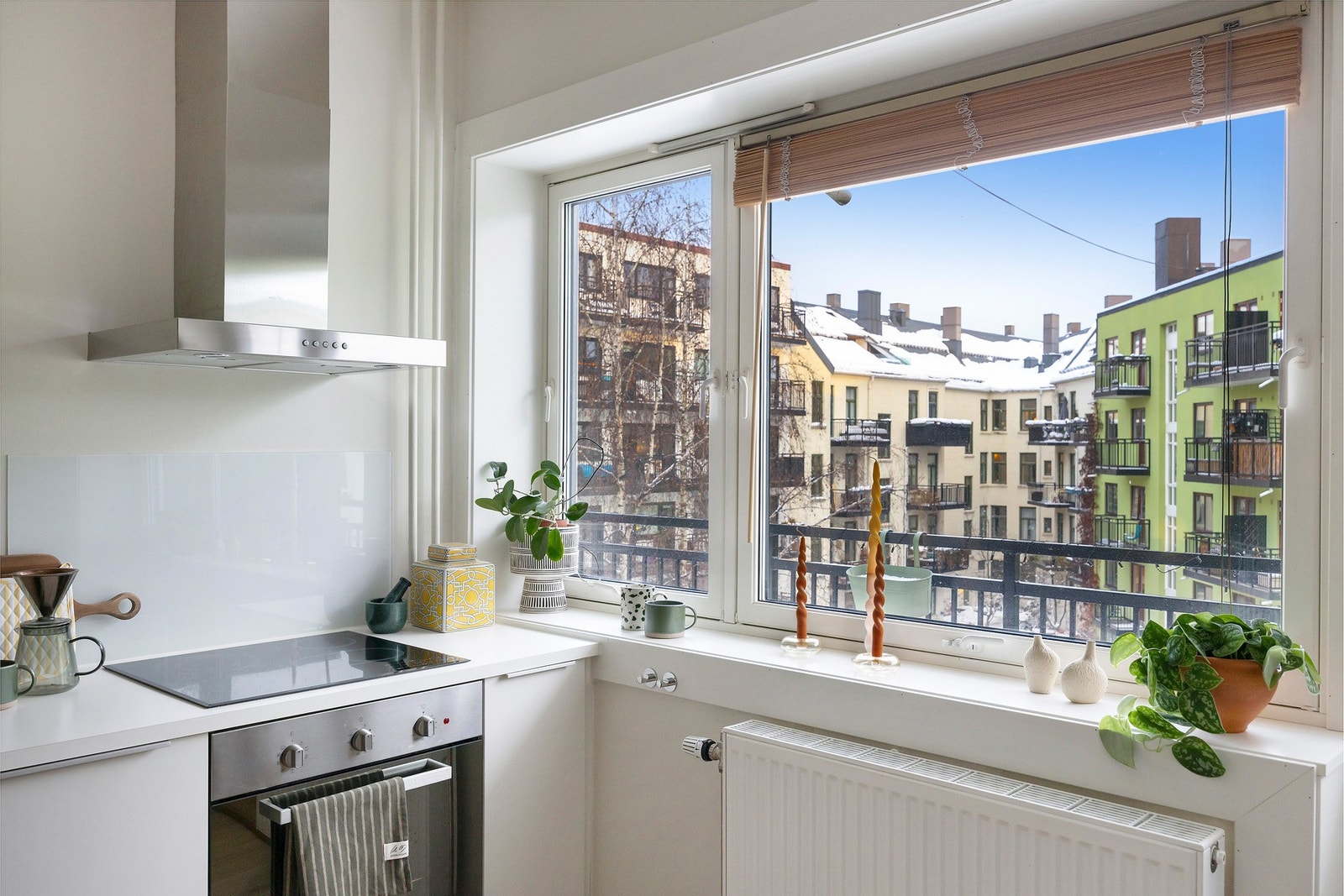 Fra kjøkkenvinduet er det utsikt mot rolig bakgård. Galleribilde