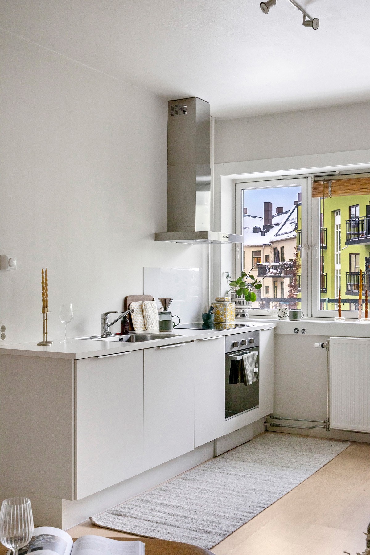 Stilrent kjøkken med gode arbeidsforhold. Galleribilde