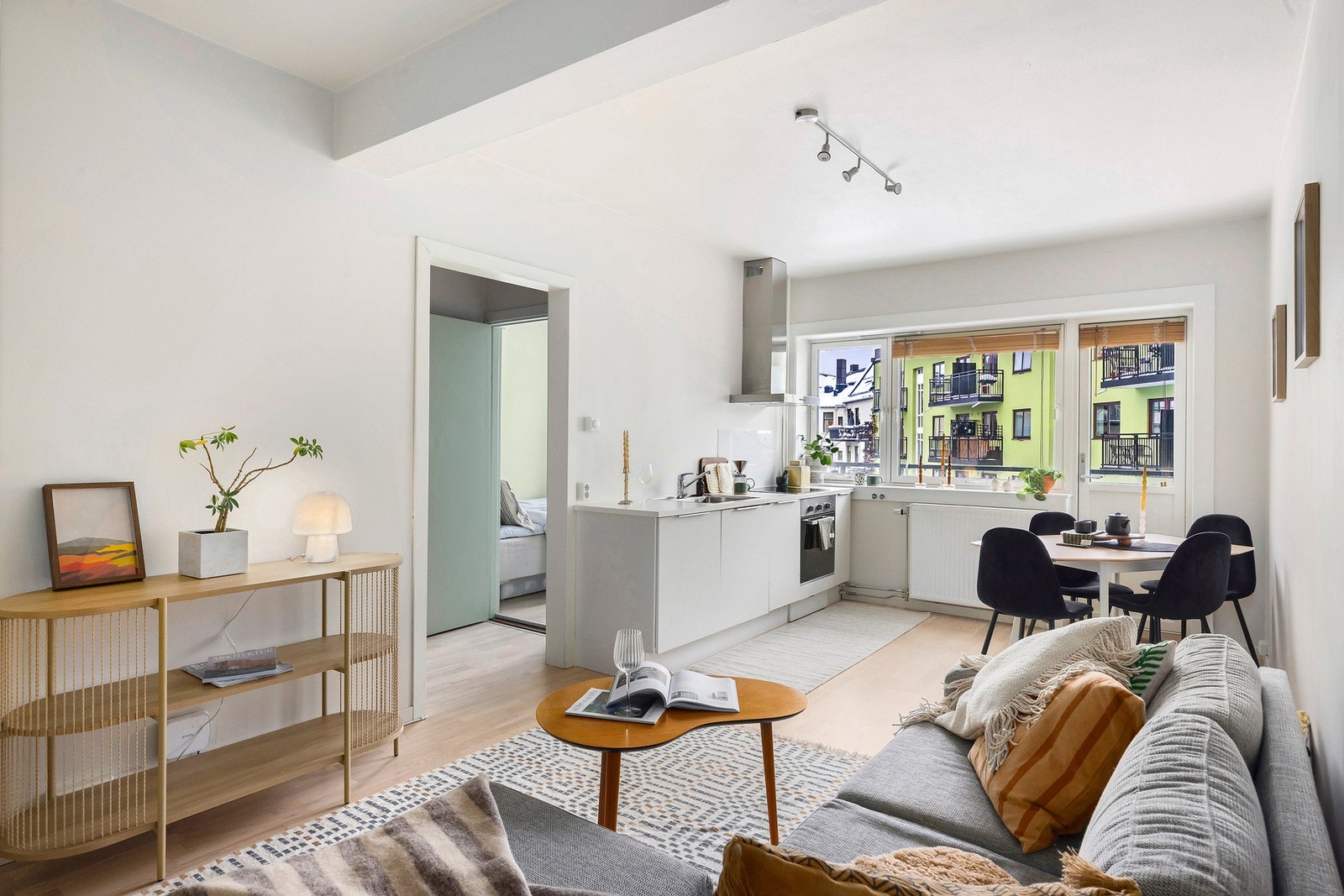 Trivelig oppholdsrom med plass til både hverdagsliv og gjester. Galleribilde