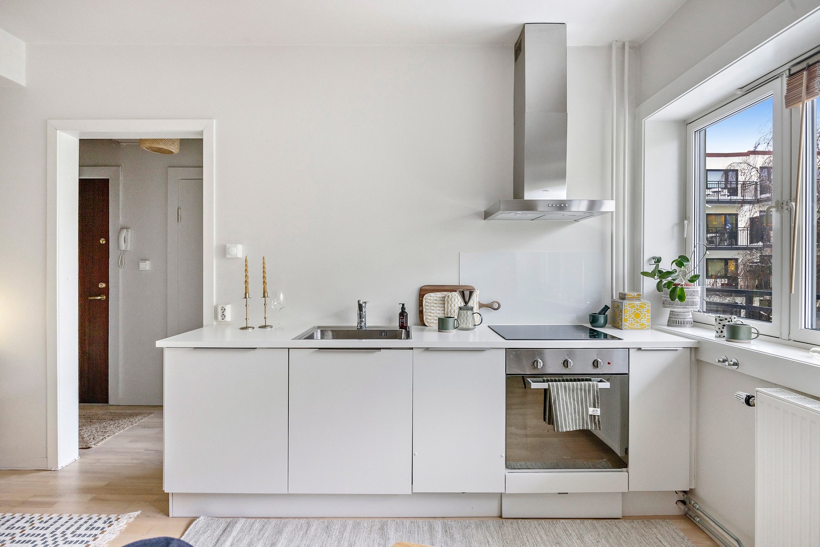 Kjøkkenet er utstyrt med integrert stekeovn, platetopp, ventilator, oppvaskmaskin og kjøleskap. Galleribilde