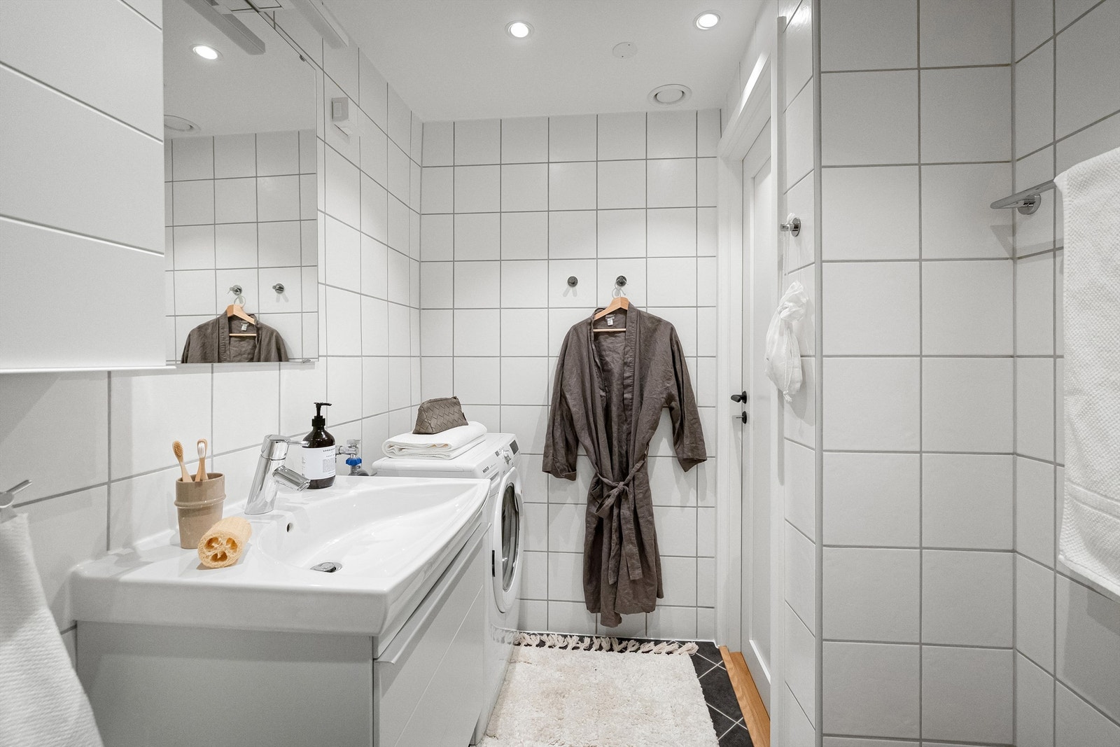 Badet har opplegg for vaskemaskin og tørketrommel. Galleribilde