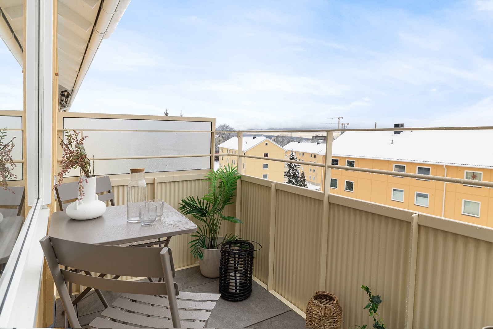 Fra stuen går det dør ut til en herlig, vestvendt balkong. Galleribilde